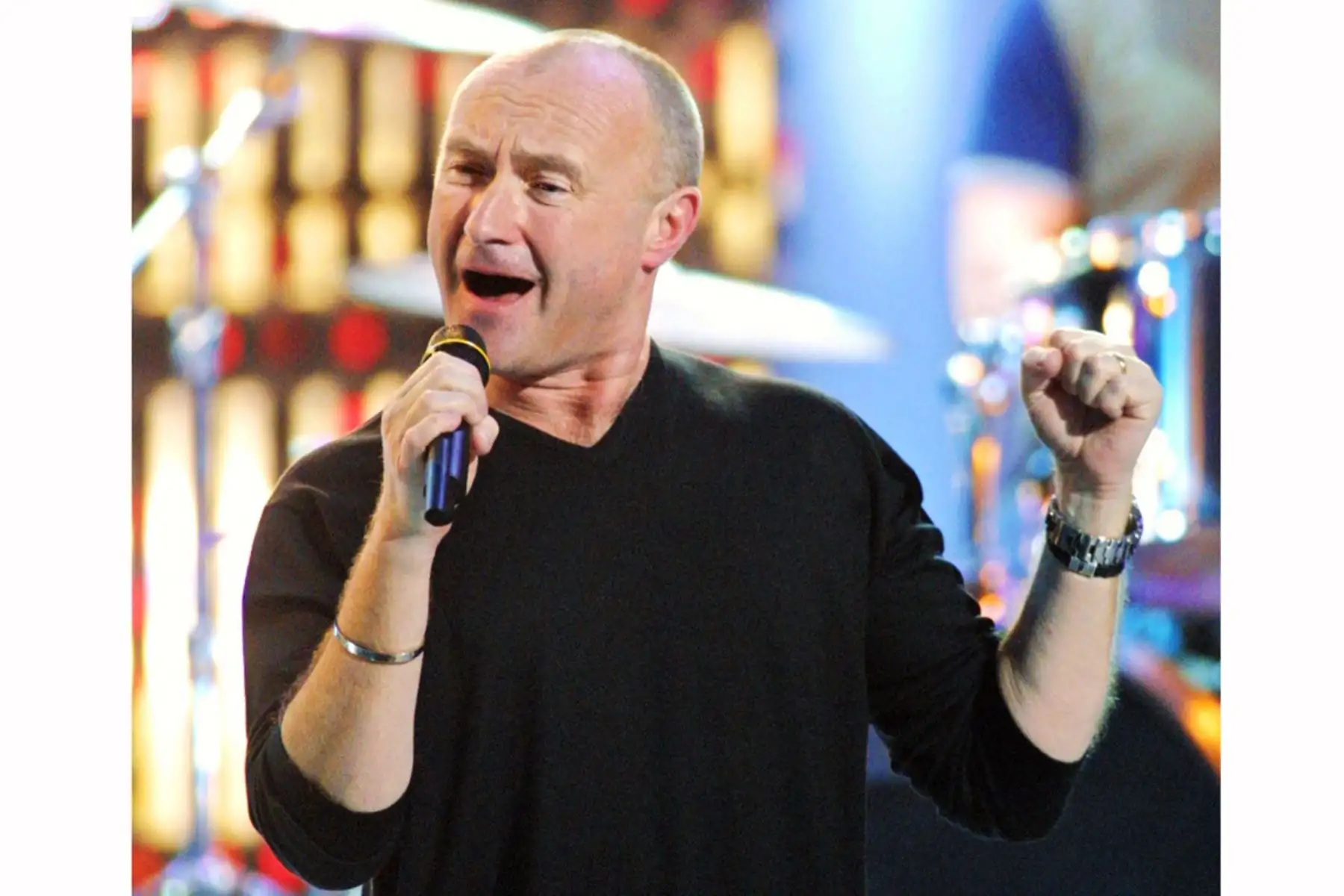El cantante británico Phil Collins actúa después de recibir un premio a la trayectoria el 18 de enero de 2003 en Cannes, sur de Francia, durante los NRJ Music Awards. Foto: AFP