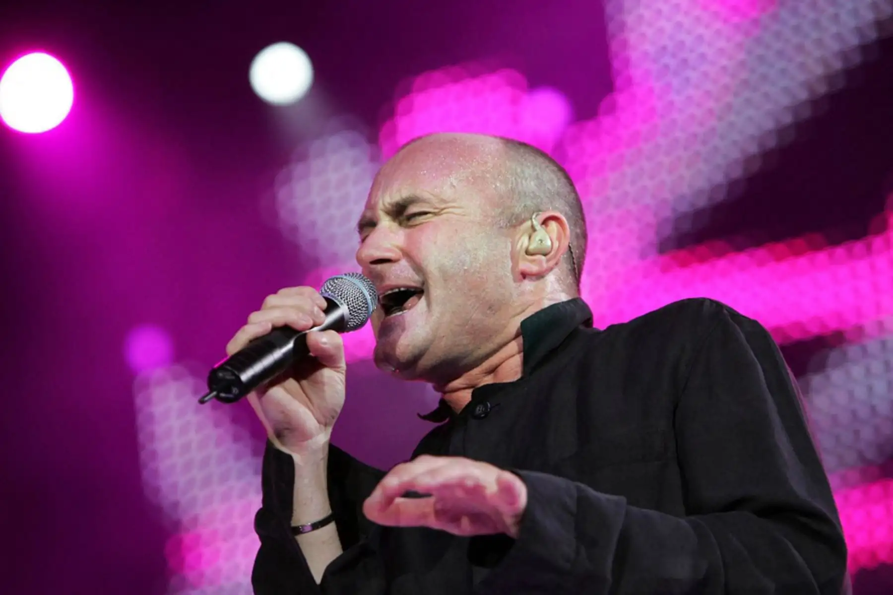 La estrella del pop británico Phil Collins actúa el 16 de junio de 2004 en el Bercy Music Hall de París. Foto: AFP