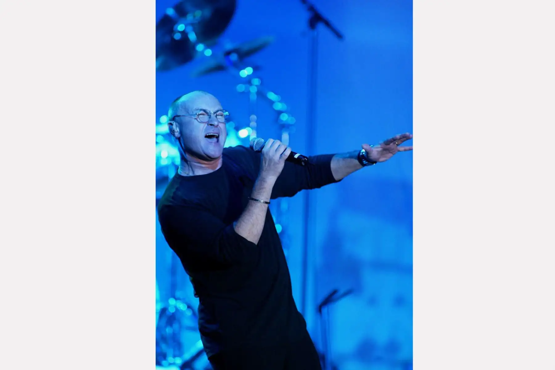 El cantante Phil Collins en la ceremonia en honor a Michael Eisner, presidente y director ejecutivo de Walt Disney Company, con el Premio Pionero del Año 2003, el 4 de diciembre de 2003 en Los Ángeles, California.Foto: AFP