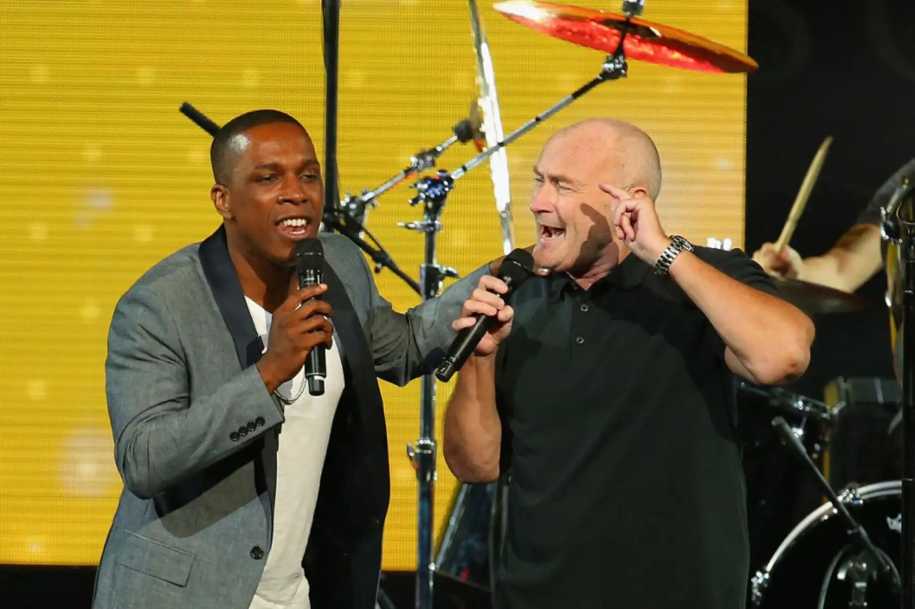 Phil Collins y Leslie Odom interpretan 