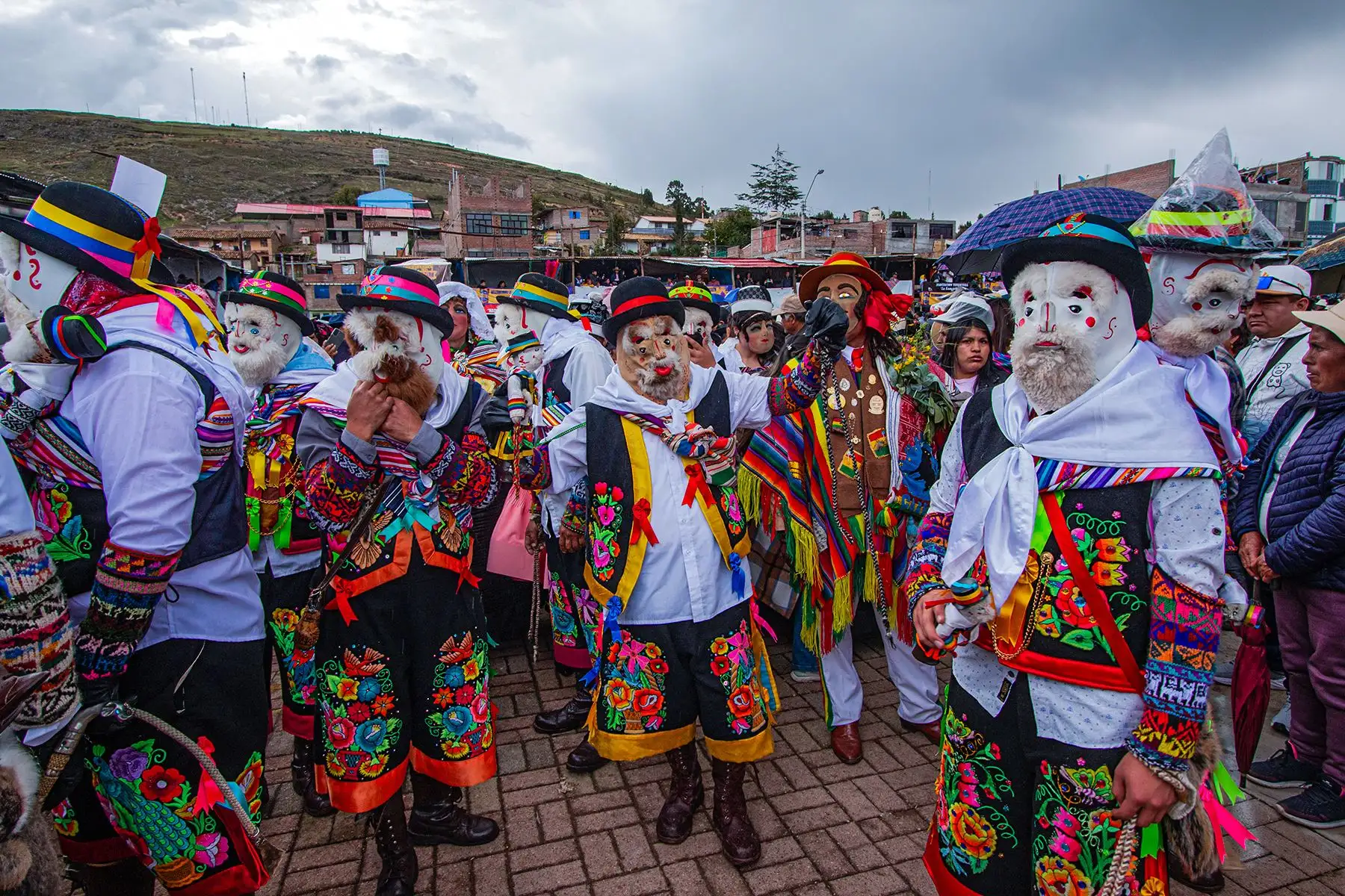 El Chuto, o Huatrila, personaje principal de la Tunantada, es travieso, pide licor, baila, canta, fastidia a la gente, escudado bajo la máscara y el disfraz. Foto: Cortesía/Freddy Chuckon