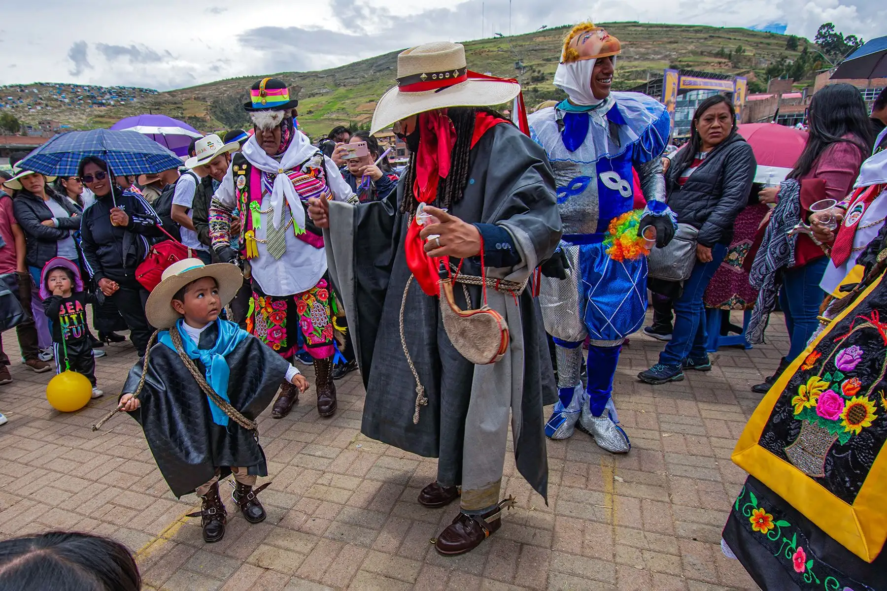 Los niños tunanteros visten de manera similar a sus padres, bailan con cierta gracia que causa curiosidad y alegría en los visitantes. Foto. Cortesía/ Blanca Peirano