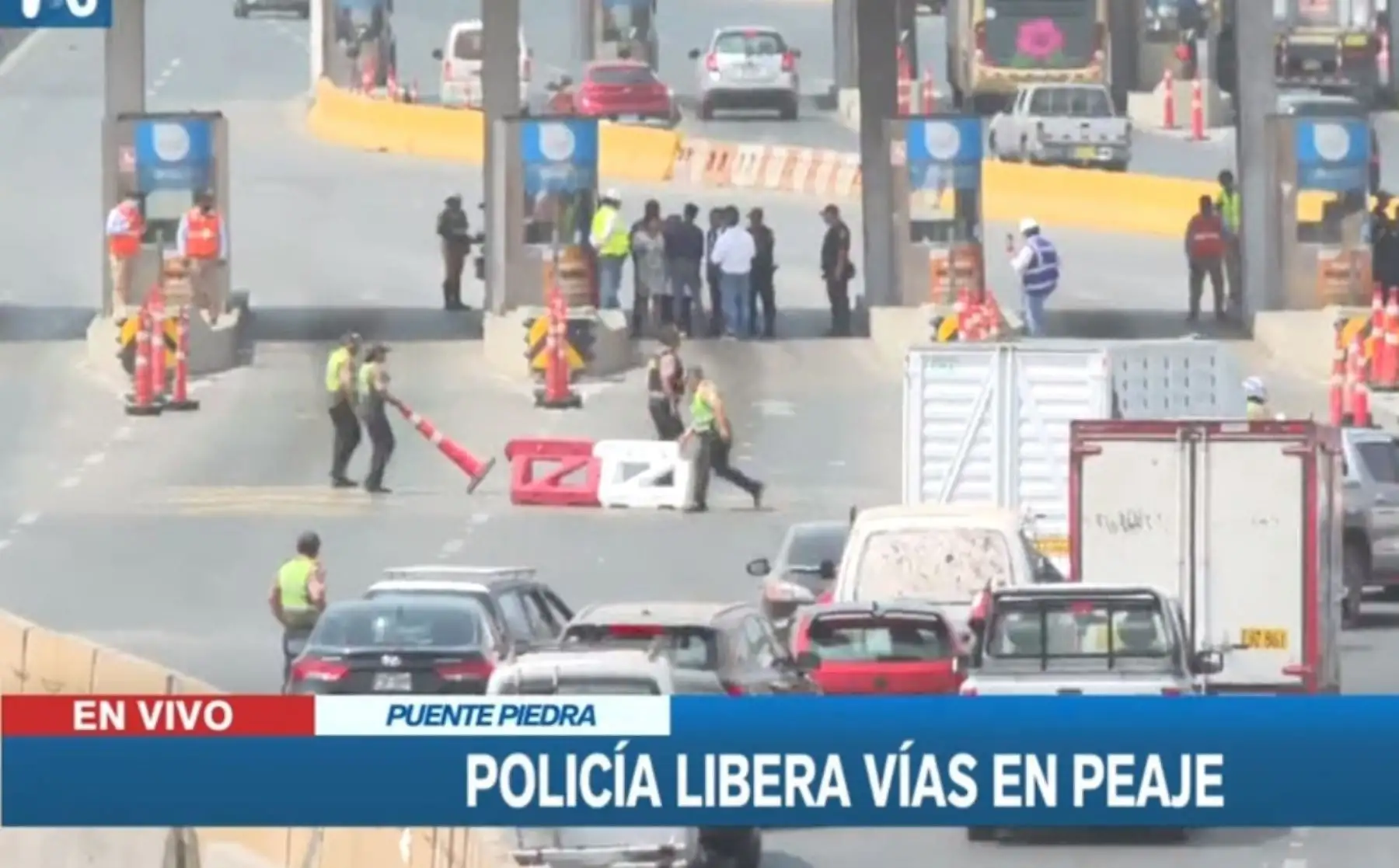 Tras esta acción, decenas de vehículos particulares, buses de transporte interprovincial, pequeños camiones y otros, ingresaron a todos los carriles de la Panamericana Norte en dirección al centro de Lima