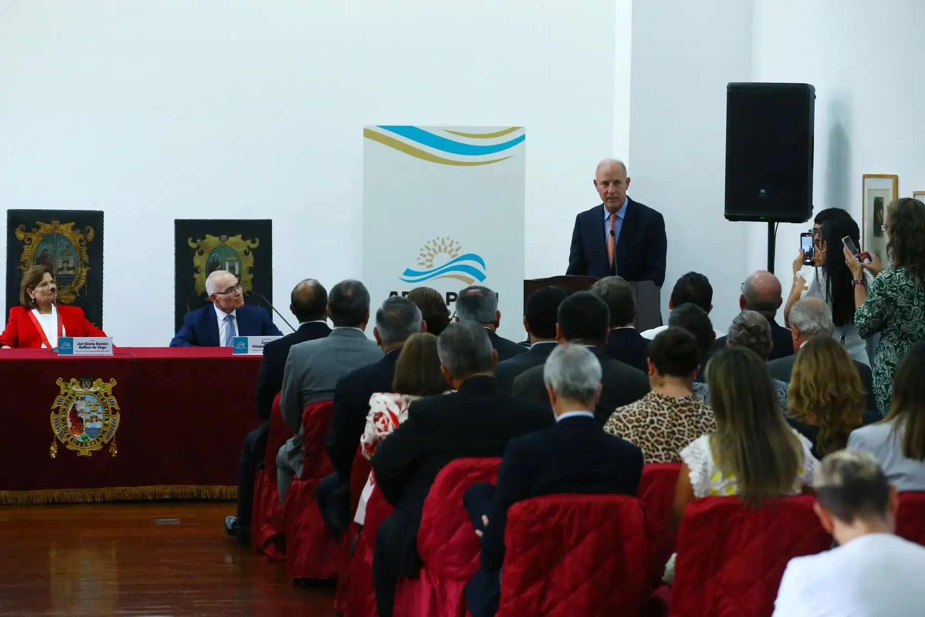 Lanzamiento de APEC Ciudadano Perú 2024, una iniciativa que busca promover actividades de diversa índole que permitan acercar los beneficios y oportunidades que el Foro de Cooperación Económica Asia - Pacífico ( APEC) propicia en el Perú. En la imagen, el canciller Javier Gonzáles Olaechea, Canciller de la República; la rectora de la UNMSM, Jeri Ramón Ruffner y el presidente de las Reuniones de Altos Funcionarios APEC 2024, embajador Carlos  Vásquez Corrales.
Foto: ANDINA/Eddy Ramos