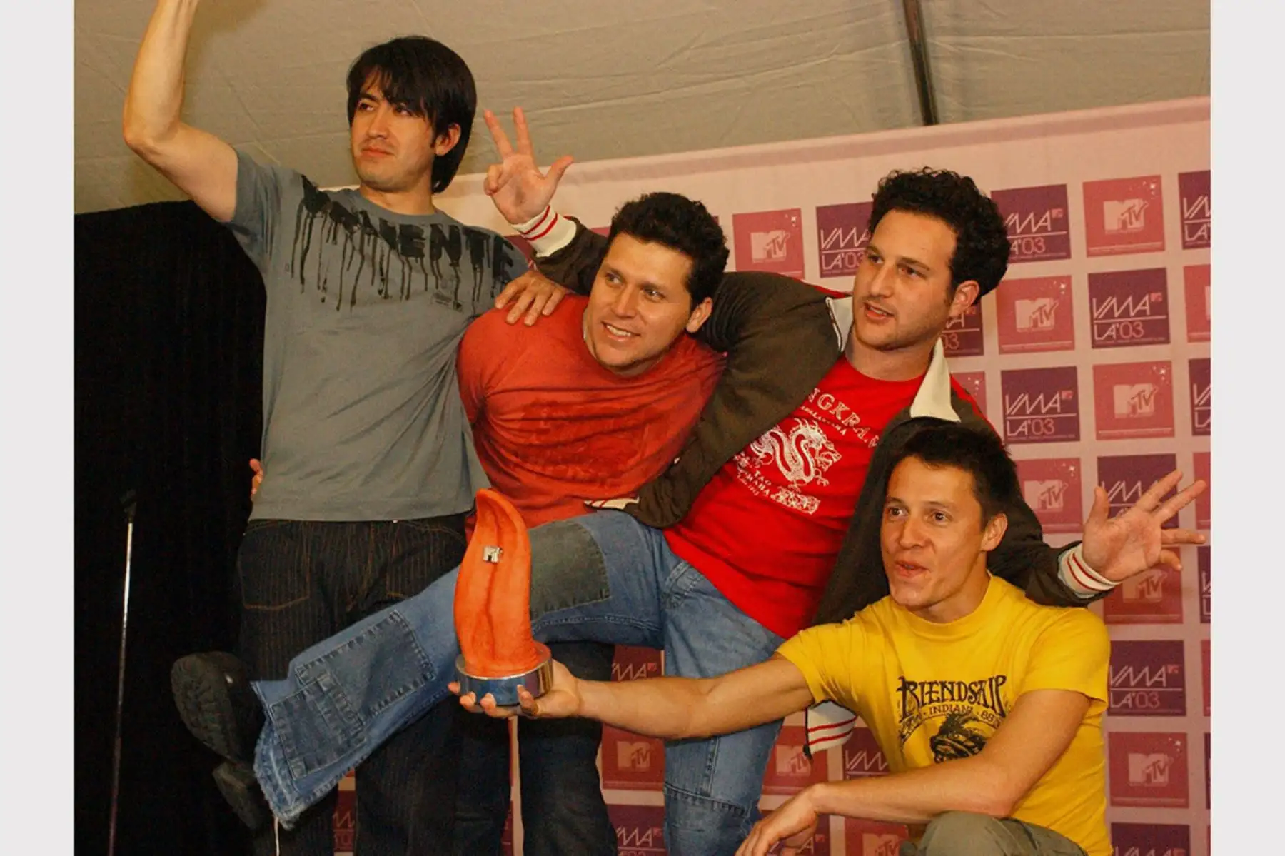 Miami, Estados Unidos - 23 octubre 2003 / El grupo peruano Libido posa para la prensa con su premio al Mejor Artista Central que consiguieron en el Teatro Jackie Gleason de Miami Beach durante la ceremonia de los premios MTV Latino. Foto: EFE