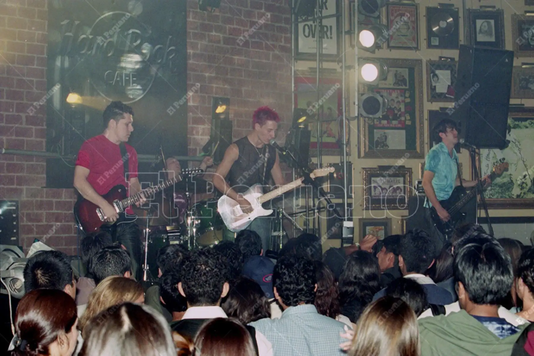 Lima - 19 abril 2001 / Concierto de la banda Libido en el Hard Rock luego de que le fuera entregado el Disco de Platino de Sony Music. Foto: Diario Oficial El Peruano / Vidal Tarqui
