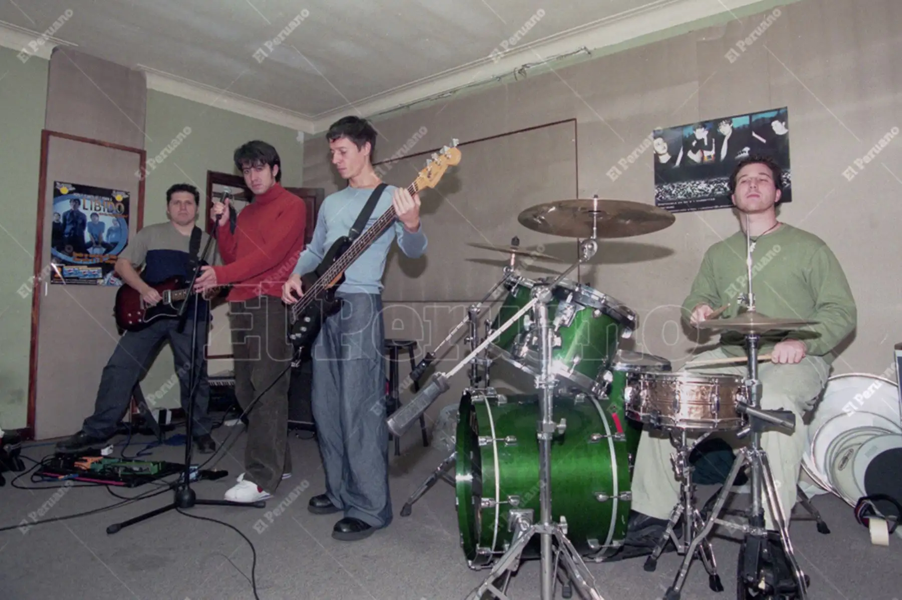 Lima - 4 junio 2001 / Manolo Hidalgo, Toño Jáuregui, Salim Vera y Jeffry Fischman integrantes de Libido. El grupo revelación del rock ha logrado imponer éxitos como Sed, Ojos de ángel y La casa de los gritos. Foto: Diario Oficial El Peruano / Wendy Higuchi