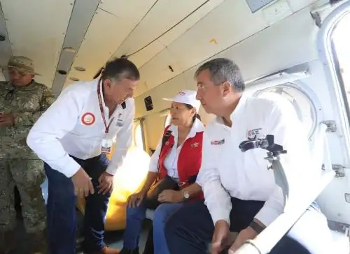 Los ministros de Transportes y Comunicaciones, Raúl Pérez Reyes; y de la Producción, Ana María Choquehuanca, sobrevolaron las zonas afectadas por las lluvias intensas en Arequipa. ANDINA/Difusión