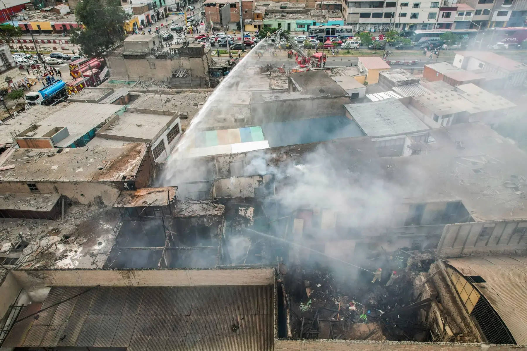 Un total de 14 unidades del Cuerpo General de Bomberos del Perú trabajan arduamente para controlar un incendio que se registra esta tarde en una quinta ubicada en el distrito del Rímac.El siniestro de código 2 fue reportado a las 14.43 horas de hoy martes, y se desarrolla en dicho inmueble ubicado en la cuadra 3 de la avenida Francisco Pizarro.
Foto: ANDINA/Ricardo Cuba