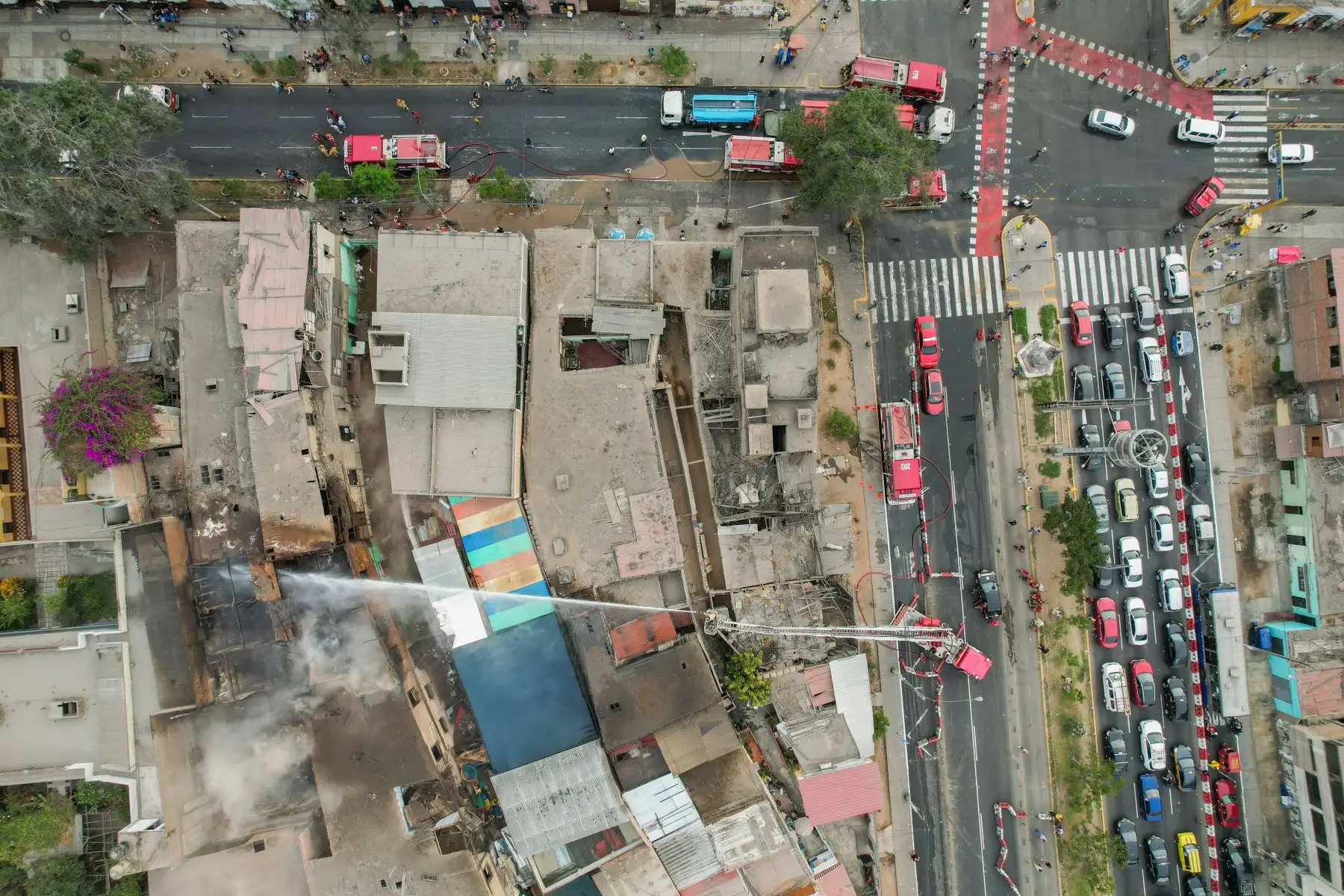 Un total de 14 unidades del Cuerpo General de Bomberos del Perú trabajan arduamente para controlar un incendio que se registra esta tarde en una quinta ubicada en el distrito del Rímac.El siniestro de código 2 fue reportado a las 14.43 horas de hoy martes, y se desarrolla en dicho inmueble ubicado en la cuadra 3 de la avenida Francisco Pizarro.
Foto: ANDINA/Ricardo Cuba