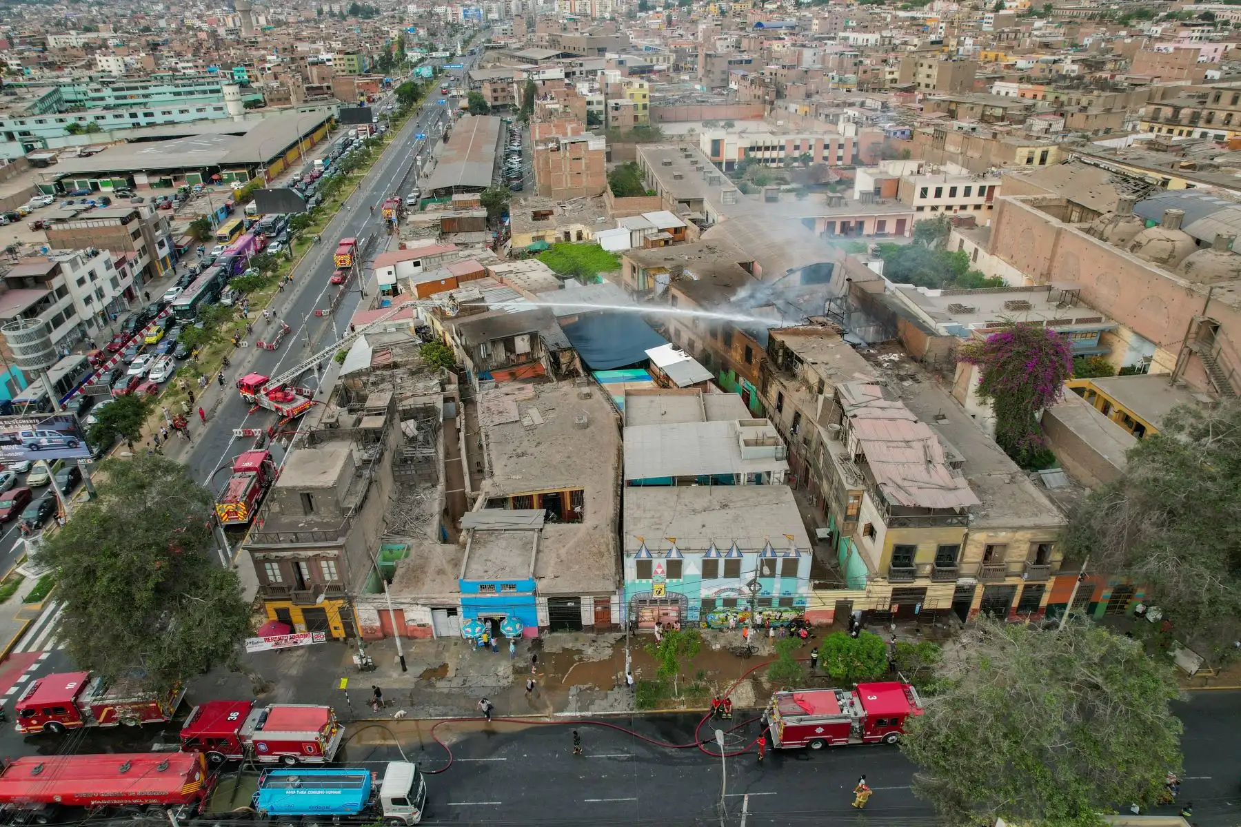 Un total de 14 unidades del Cuerpo General de Bomberos del Perú trabajan arduamente para controlar un incendio que se registra esta tarde en una quinta ubicada en el distrito del Rímac.El siniestro de código 2 fue reportado a las 14.43 horas de hoy martes, y se desarrolla en dicho inmueble ubicado en la cuadra 3 de la avenida Francisco Pizarro.
Foto: ANDINA/Ricardo Cuba