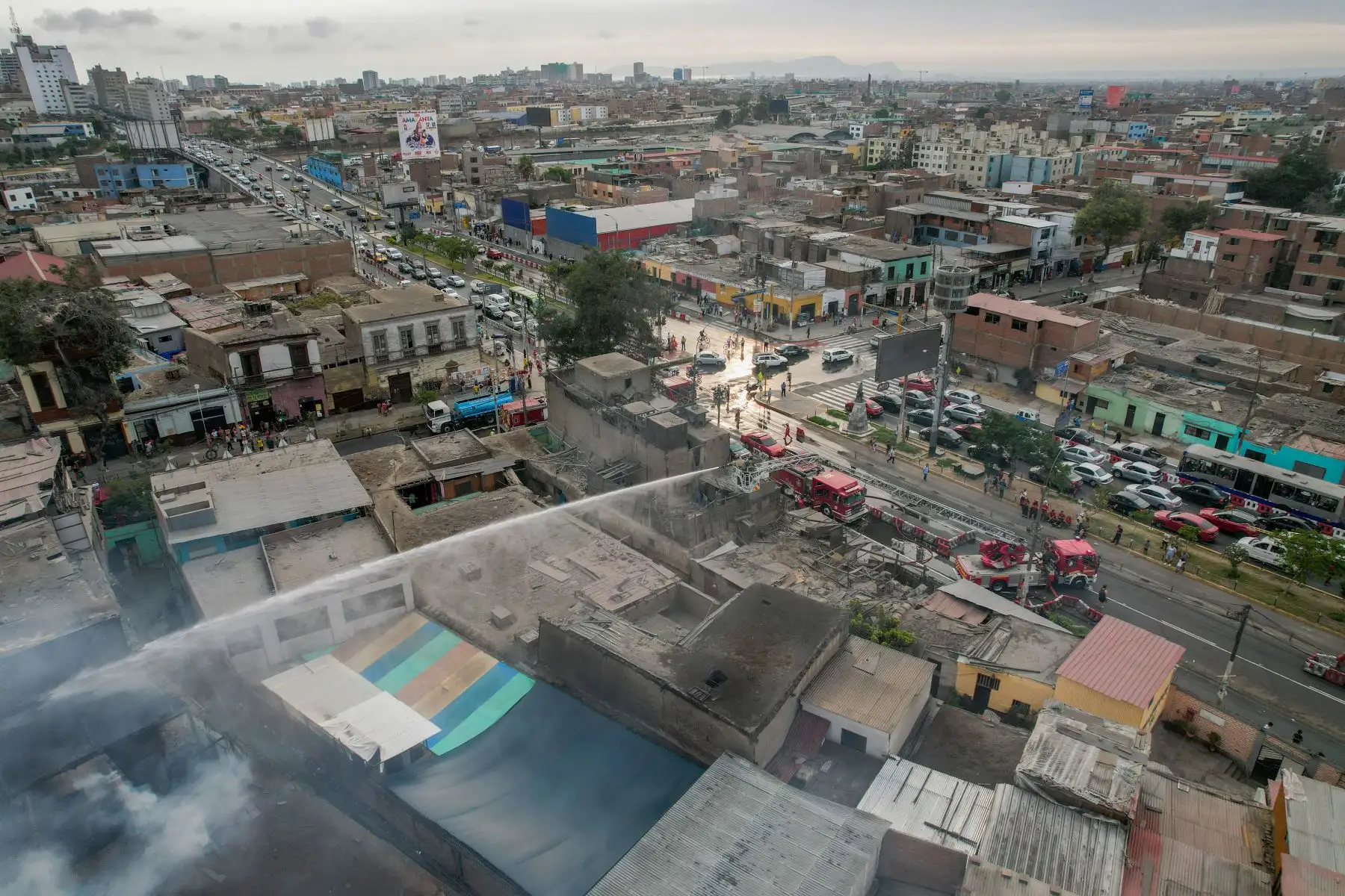 Un total de 14 unidades del Cuerpo General de Bomberos del Perú trabajan arduamente para controlar un incendio que se registra esta tarde en una quinta ubicada en el distrito del Rímac.El siniestro de código 2 fue reportado a las 14.43 horas de hoy martes, y se desarrolla en dicho inmueble ubicado en la cuadra 3 de la avenida Francisco Pizarro.
Foto: ANDINA/Ricardo Cuba