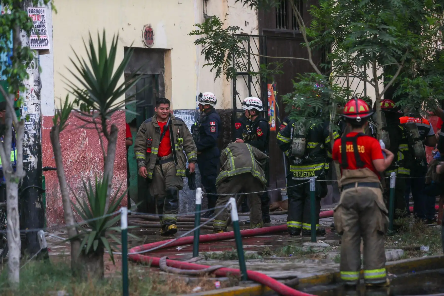 Un total de 14 unidades del Cuerpo General de Bomberos del Perú trabajan arduamente para controlar un incendio que se registra esta tarde en una quinta ubicada en el distrito del Rímac.El siniestro de código 2 fue reportado a las 14.43 horas de hoy martes, y se desarrolla en dicho inmueble ubicado en la cuadra 3 de la avenida Francisco Pizarro.
Foto: ANDINA/Ricardo Cuba