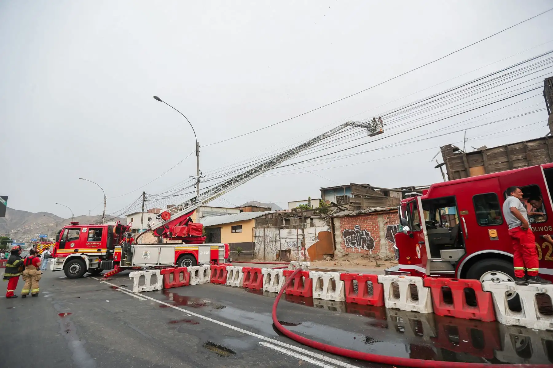 Un total de 14 unidades del Cuerpo General de Bomberos del Perú trabajan arduamente para controlar un incendio que se registra esta tarde en una quinta ubicada en el distrito del Rímac.El siniestro de código 2 fue reportado a las 14.43 horas de hoy martes, y se desarrolla en dicho inmueble ubicado en la cuadra 3 de la avenida Francisco Pizarro.
Foto: ANDINA/Ricardo Cuba