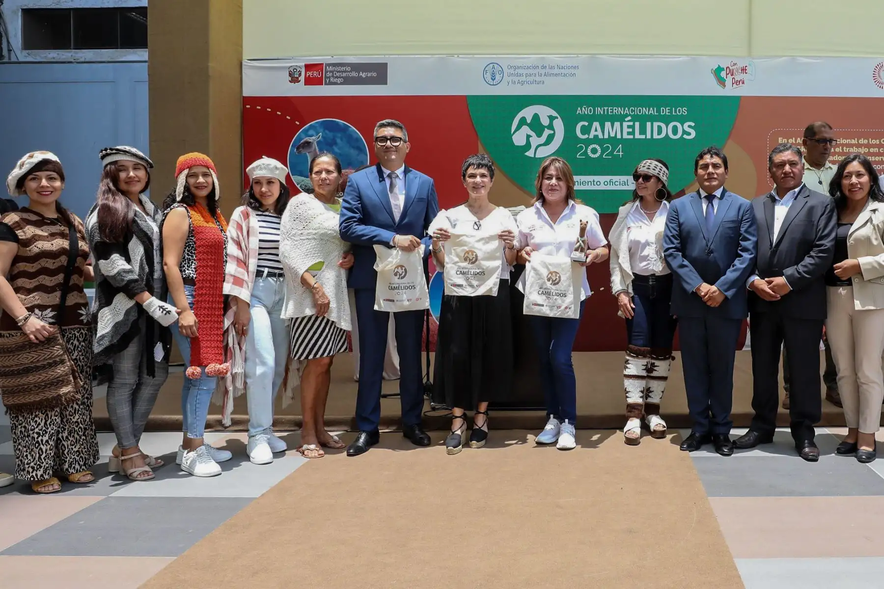 La ministra de Desarrollo Agrario y Riego, Jennifer Contreras, anunció hoy oficialmente el “Año Internacional de los Camélidos”, destacando la importancia de la crianza, producción, conservación y comercialización de esta especie y sus derivados para la sostenibilidad económica del país y la protección de la biodiversidad genética. 
Foto: ANDINA/MIDAGRI
