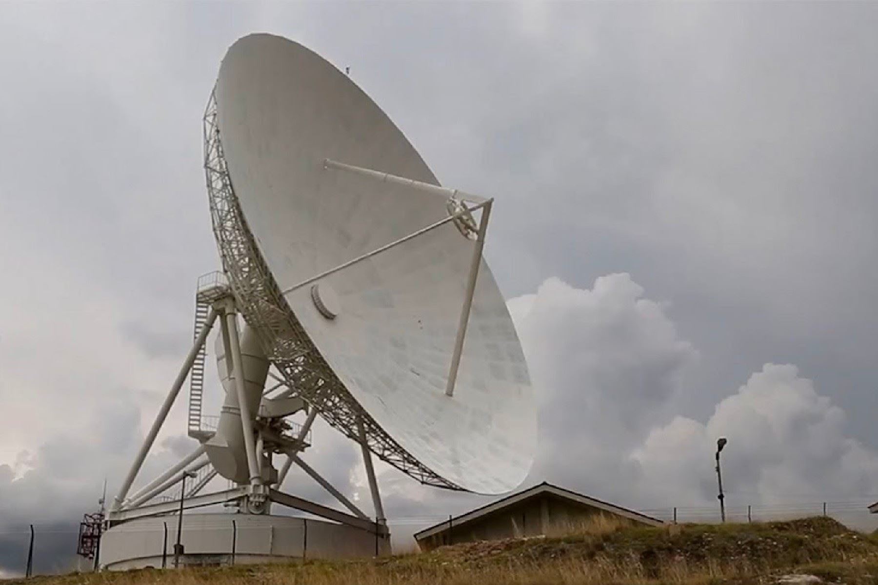 Lo  32 metros de diámetro y su ubicación estratégica en la sierra peruana hacen del radar de Sicaya el instrumento ideal para ser parte del monitoreo de misiones de exploración lunar.