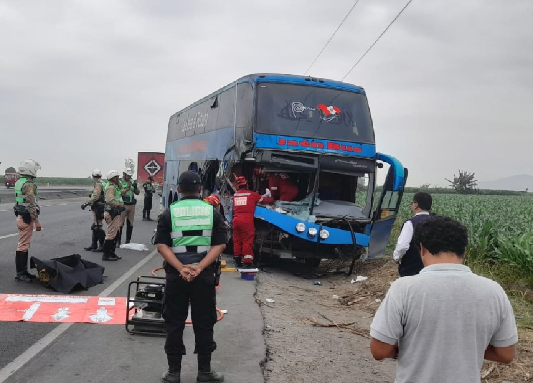 Un muerto dejó esta mañana el choque entre un bus interprovincial y un tráiler en el kilómetro 198 de la carretera Panamericana Norte, a la altura del distrito de Barranca, región Lima.