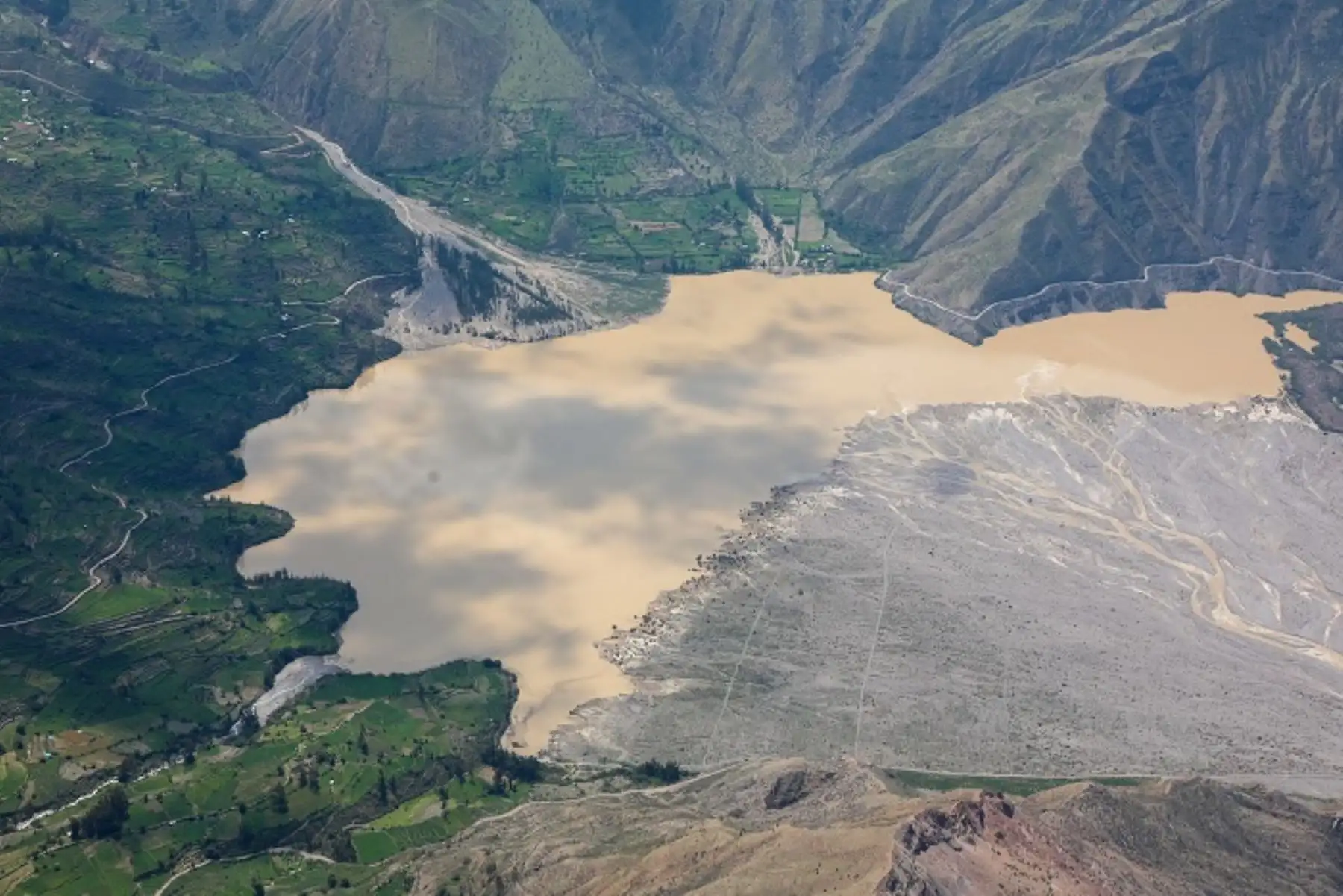 Ministro de Transportes realizó inspección aérea a zonas afectadas por lluvias en Arequipa