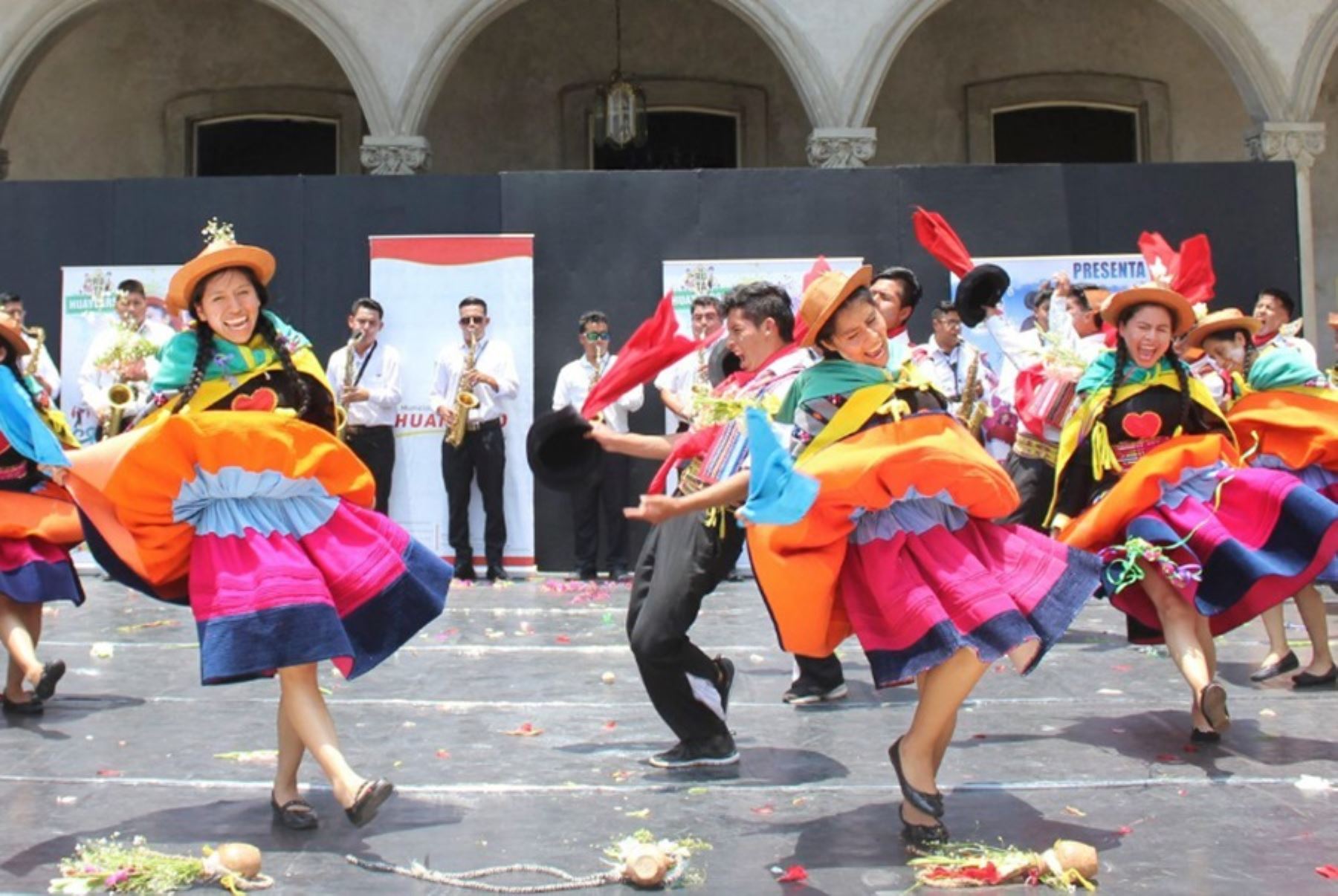 Energía, colorido y frenesí desbordantes, pero, sobre todo, expresión de amor galante, el Huaylarsh es una de las notables danzas embajadoras de la región Junín y declarada Patrimonio Cultural de la Nación.