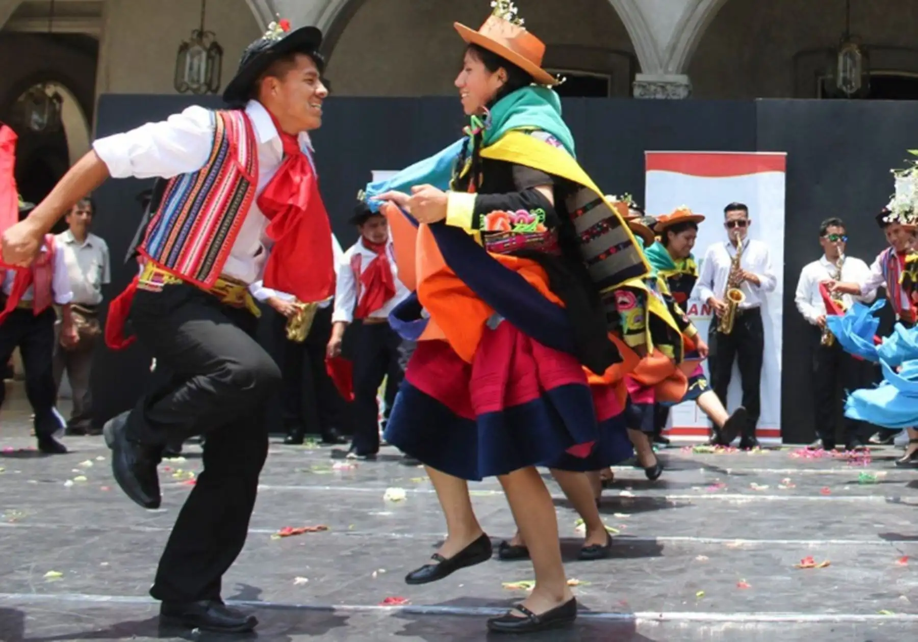 Energía, colorido y frenesí desbordantes, pero, sobre todo, expresión de amor galante, el Huaylarsh es una de las notables danzas embajadoras de la región Junín y declarada Patrimonio Cultural de la Nación.