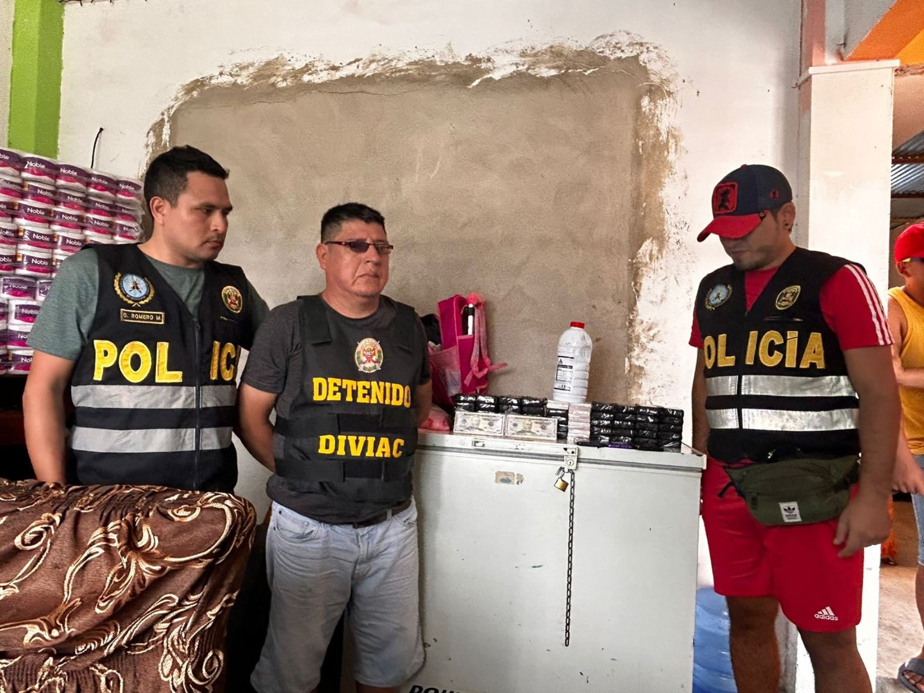 La Policía Nacional detuvo en el distrito de Aguas Verdes, región Tumbes, a tres presuntos integrantes de una banda criminal dedicada al tráfico de dólares falsos que eran distribuidos en Ecuador y Colombia.