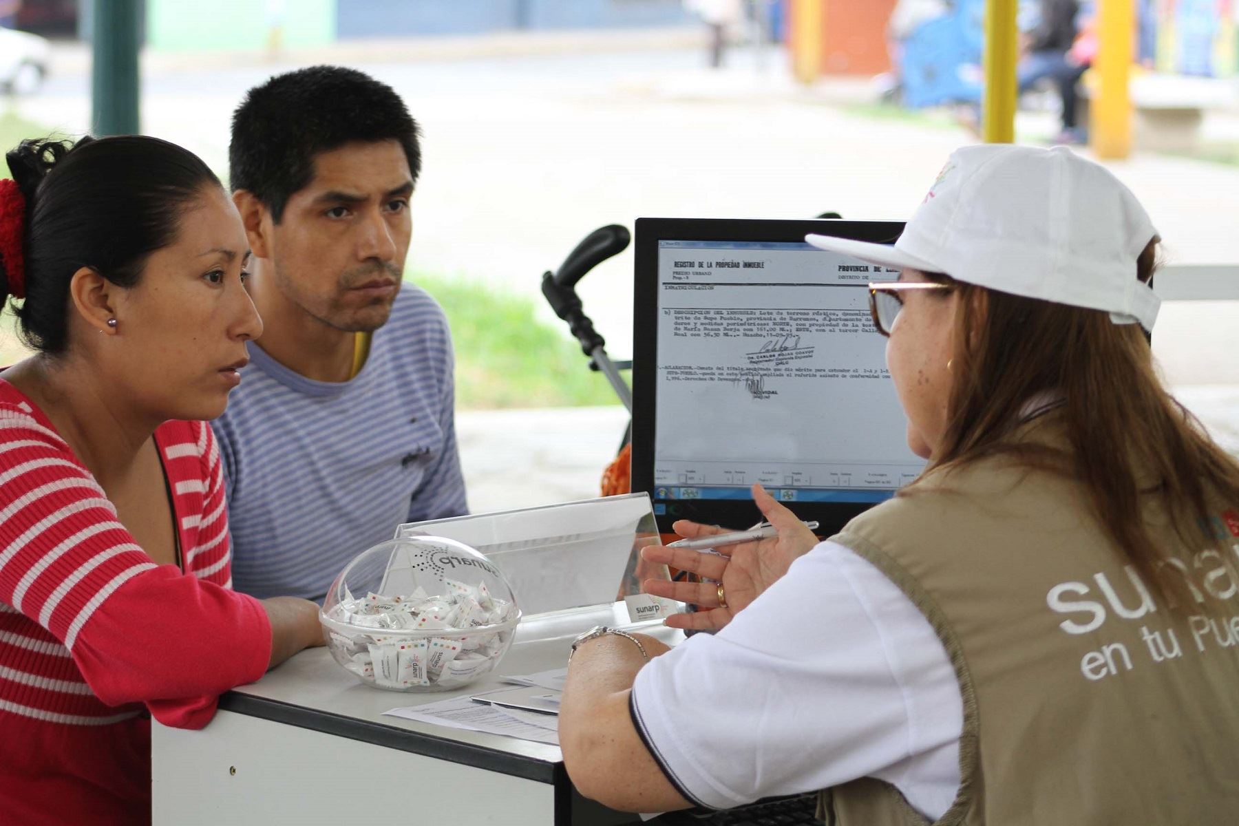 Si los conyugues deciden cambiar del régimen sociedad de gananciales al régimen de separación de bienes, deben redactar una escritura pública y presentarla ante los Registros Públicos para inscribirla. Foto: Andina /Difusión