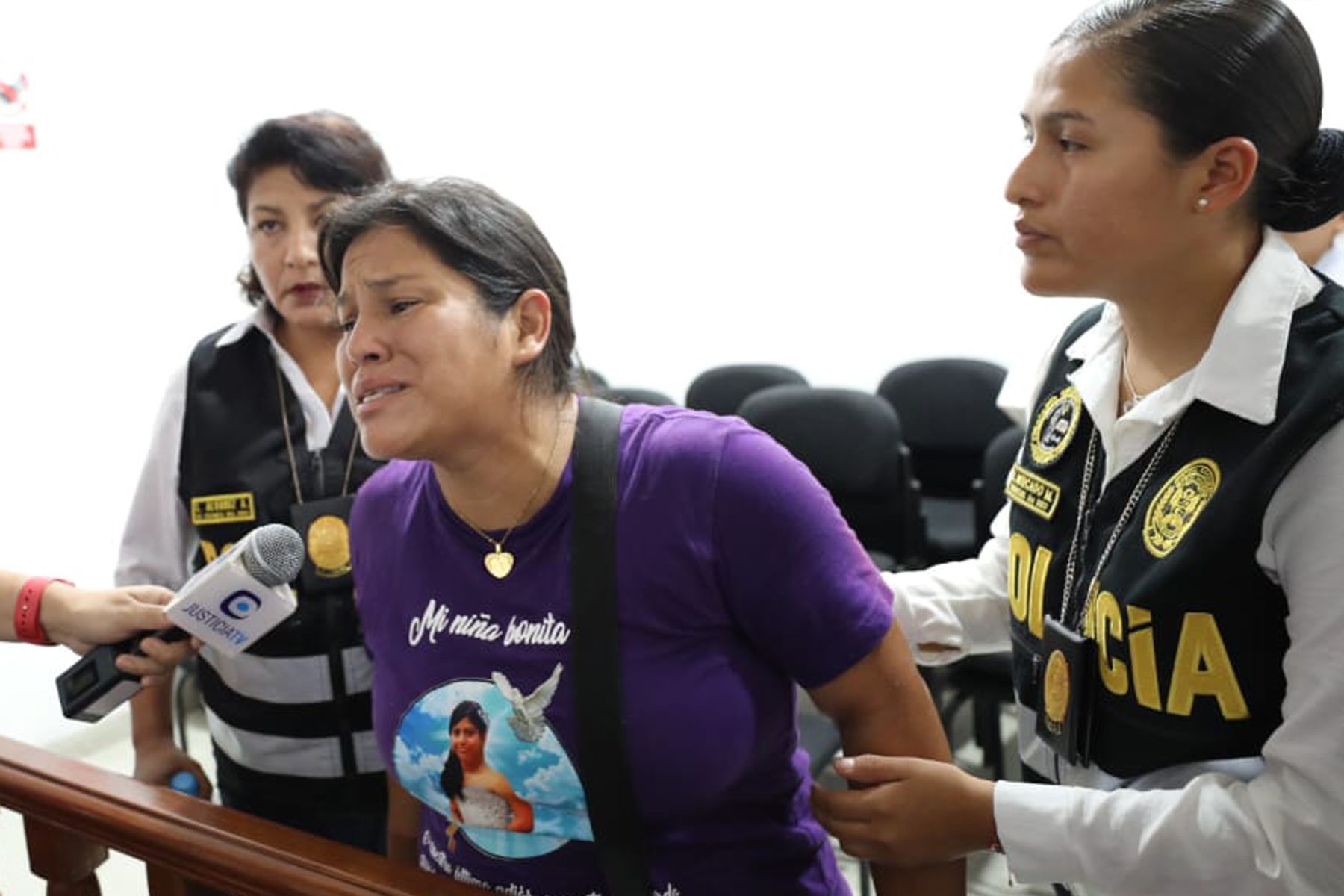 Cinthya Machare, madre de la joven Katherine Gómez, pidió que se dicte pronto cadena perpetua para el venezolano Sergio Tarache, quien le prendió fuego a su hija en la plaza Dos de Mayo, en el Cercado de Lima. Foto: Poder Judicial.