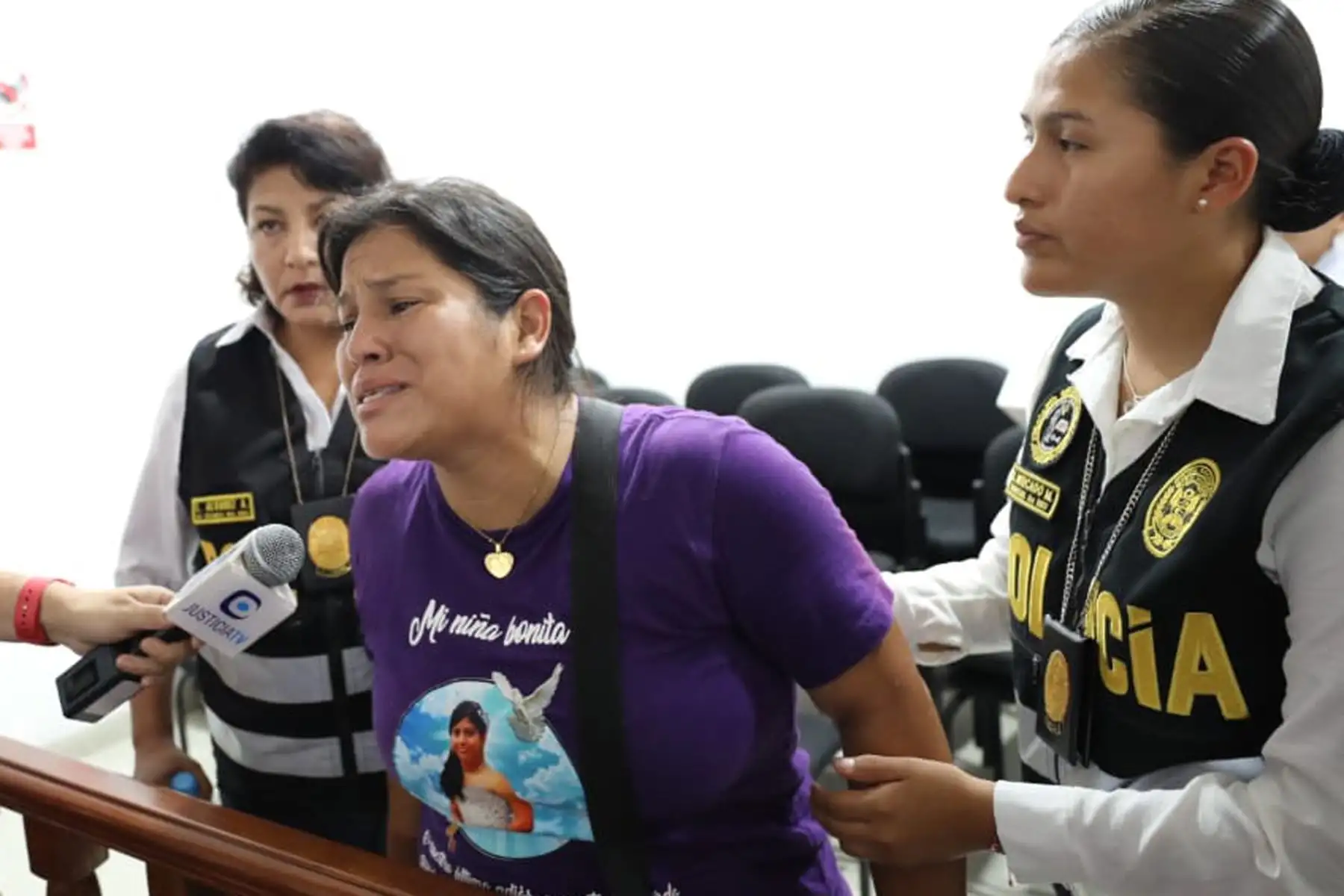 Señora Cynthia Machare, madre de Katherine Gómez, en la audiencia de control de identidad de Sergio Tarache Parra, quien provocó la muerte de su hija.
Foto: Poder Judicial