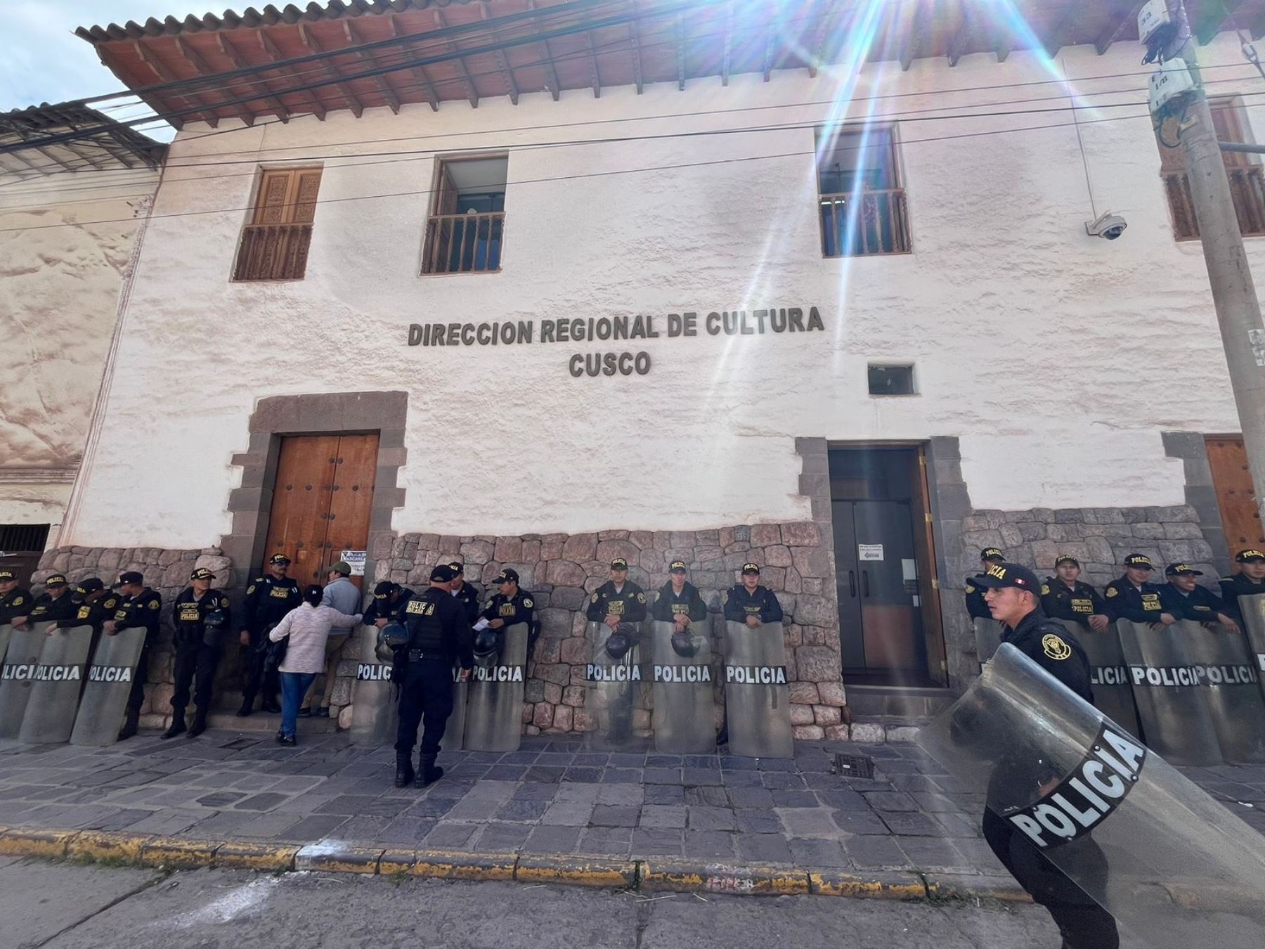 La Policía redobló la seguridad en los exteriores de la sede de la Dirección Desconcentrada de Cultura de Cusco donde la Fiscalía Especializa en Delitos de Corrupción de Funcionarios realiza una diligencia. ANDINA/Percy Hurtado Santillán