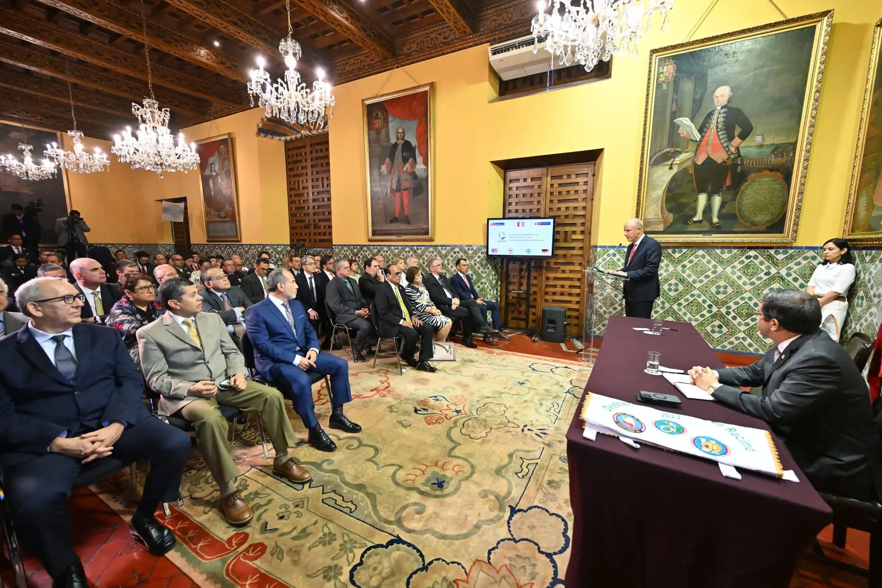 El Canciller Javier González-Olaechea presidió, junto al ministro de Defensa Luis Chávez Cresta, la ceremonia de cumplimiento anticipado de las obligaciones asumidas por el Perú en la Convención sobre Municiones en Racimo (Convención de Oslo), suscrita por nuestro país en 2013.
Foto: ANDINA/Cancillería