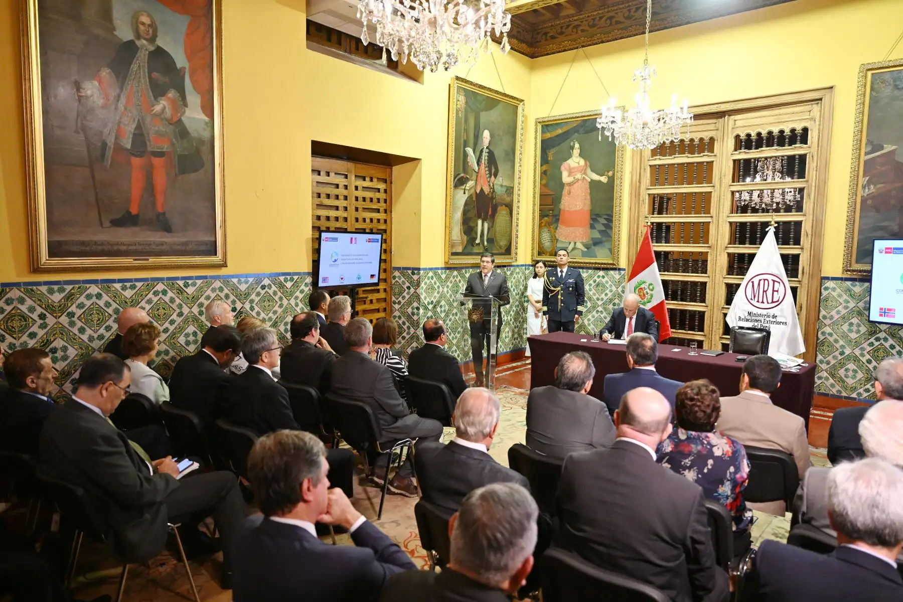 El Canciller Javier González-Olaechea presidió, junto al ministro de Defensa Luis Chávez Cresta, la ceremonia de cumplimiento anticipado de las obligaciones asumidas por el Perú en la Convención sobre Municiones en Racimo (Convención de Oslo), suscrita por nuestro país en 2013.
Foto: ANDINA/Cancillería