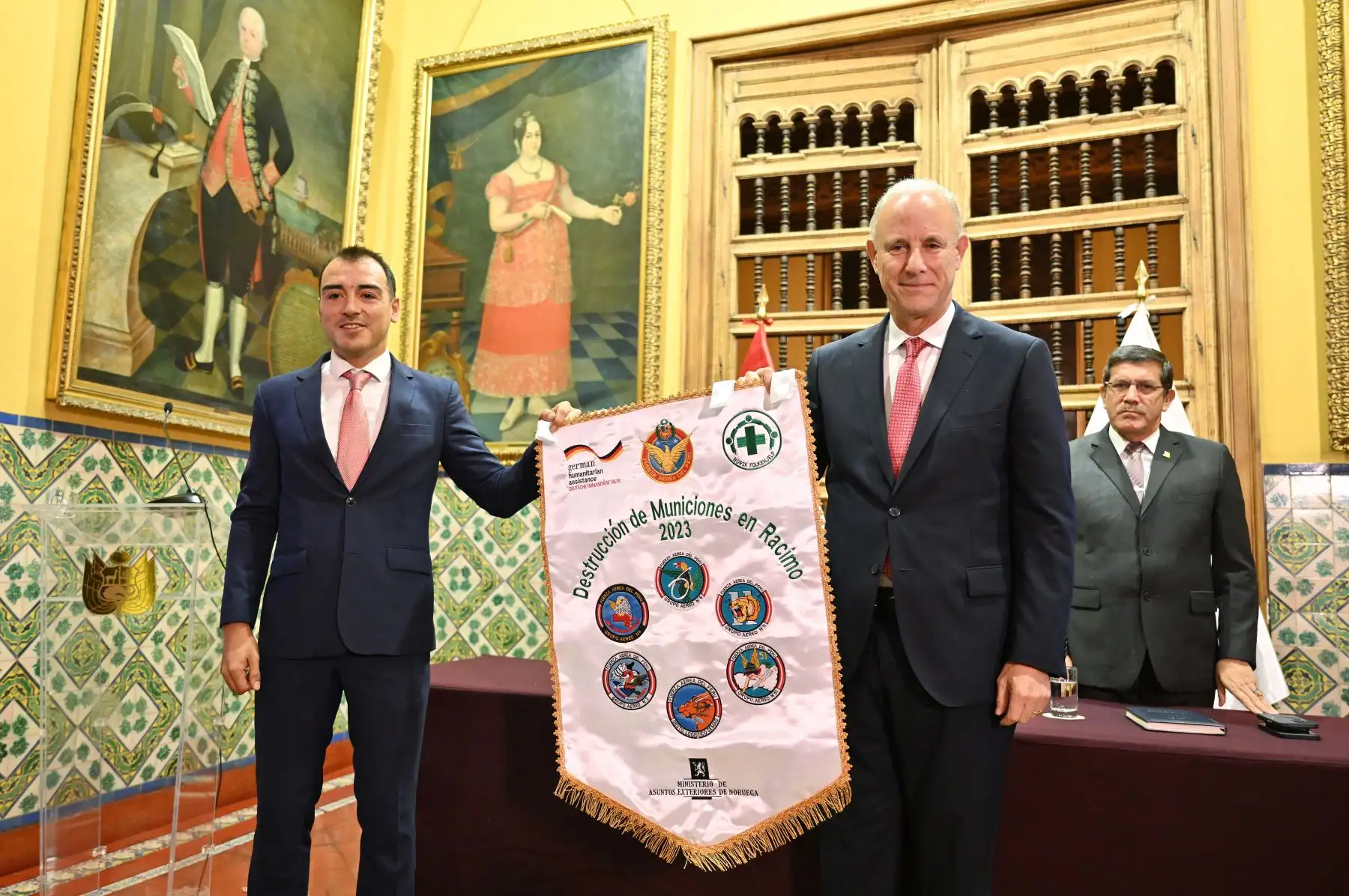 El Canciller Javier González-Olaechea presidió, junto al ministro de Defensa Luis Chávez Cresta, la ceremonia de cumplimiento anticipado de las obligaciones asumidas por el Perú en la Convención sobre Municiones en Racimo (Convención de Oslo), suscrita por nuestro país en 2013.
Foto: ANDINA/Cancillería
