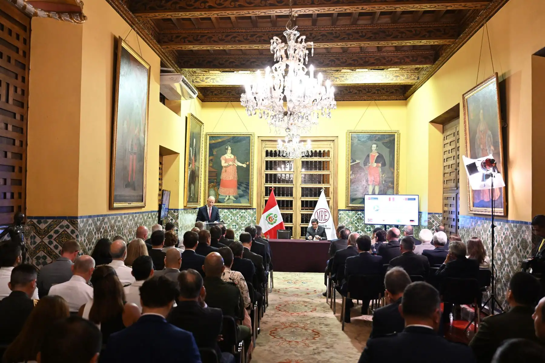 El Canciller Javier González-Olaechea presidió, junto al ministro de Defensa Luis Chávez Cresta, la ceremonia de cumplimiento anticipado de las obligaciones asumidas por el Perú en la Convención sobre Municiones en Racimo (Convención de Oslo), suscrita por nuestro país en 2013.
Foto: ANDINA/Cancillería