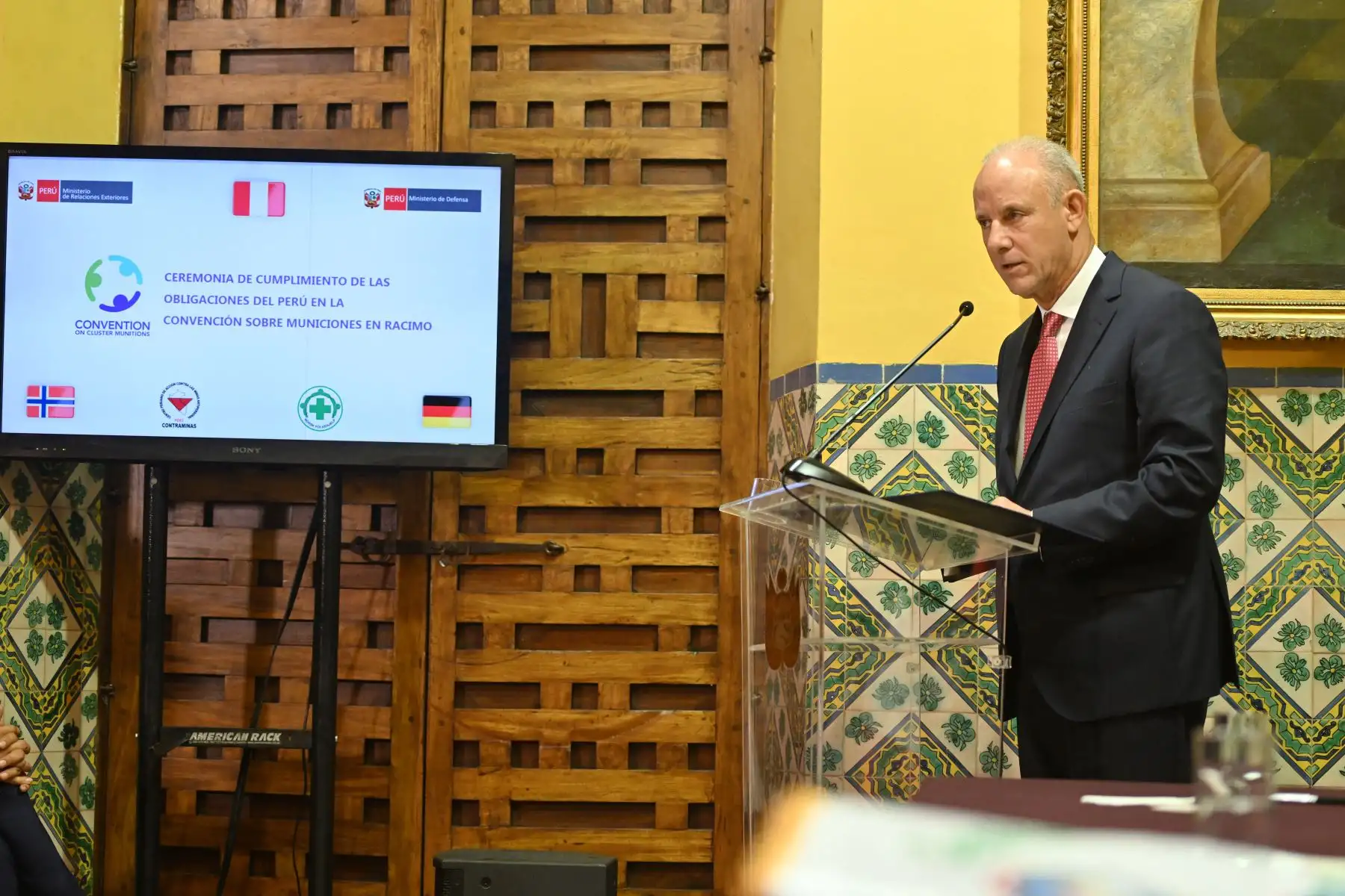 El Canciller Javier González-Olaechea presidió, junto al ministro de Defensa Luis Chávez Cresta, la ceremonia de cumplimiento anticipado de las obligaciones asumidas por el Perú en la Convención sobre Municiones en Racimo (Convención de Oslo), suscrita por nuestro país en 2013.
Foto: ANDINA/Cancillería