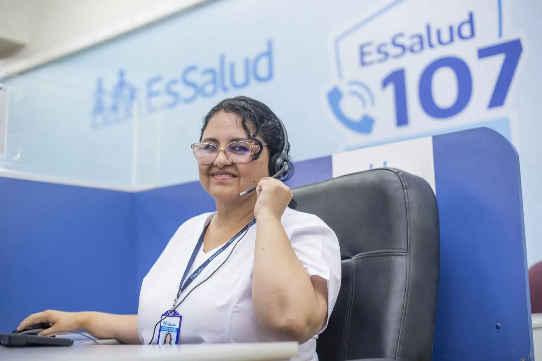 Y es que EsSalud ha implementado en su Línea 107, la opción 7, donde estos grupos de personas serán asesorados acerca de los programas a los que pueden acceder dentro de los Centros del Adulto Mayor, Módulos Básicos de Rehabilitación Profesional, Centros de Empoderamiento de Niños, Niñas y Adolescentes, entre otros. 
Foto: ANDINA/EsSalud