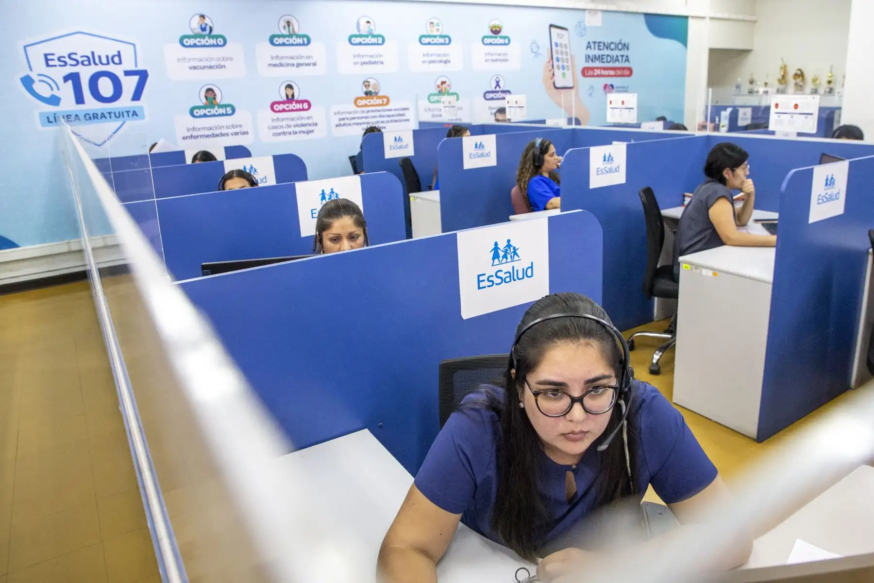 Cabe recordar que la Línea 107 de EsSalud atiende las 24 horas, los 365 días del año, y ofrece otros servicios a los segmentos mencionados como asesoría en medicina general, psicología, pediatría y nutrición. También cuenta con otros anexos que atienden llamadas sobre enfermedades relacionadas con el fenómeno El Niño, de violencia contra la mujer, entre otras.
Foto: ANDINA/EsSalud