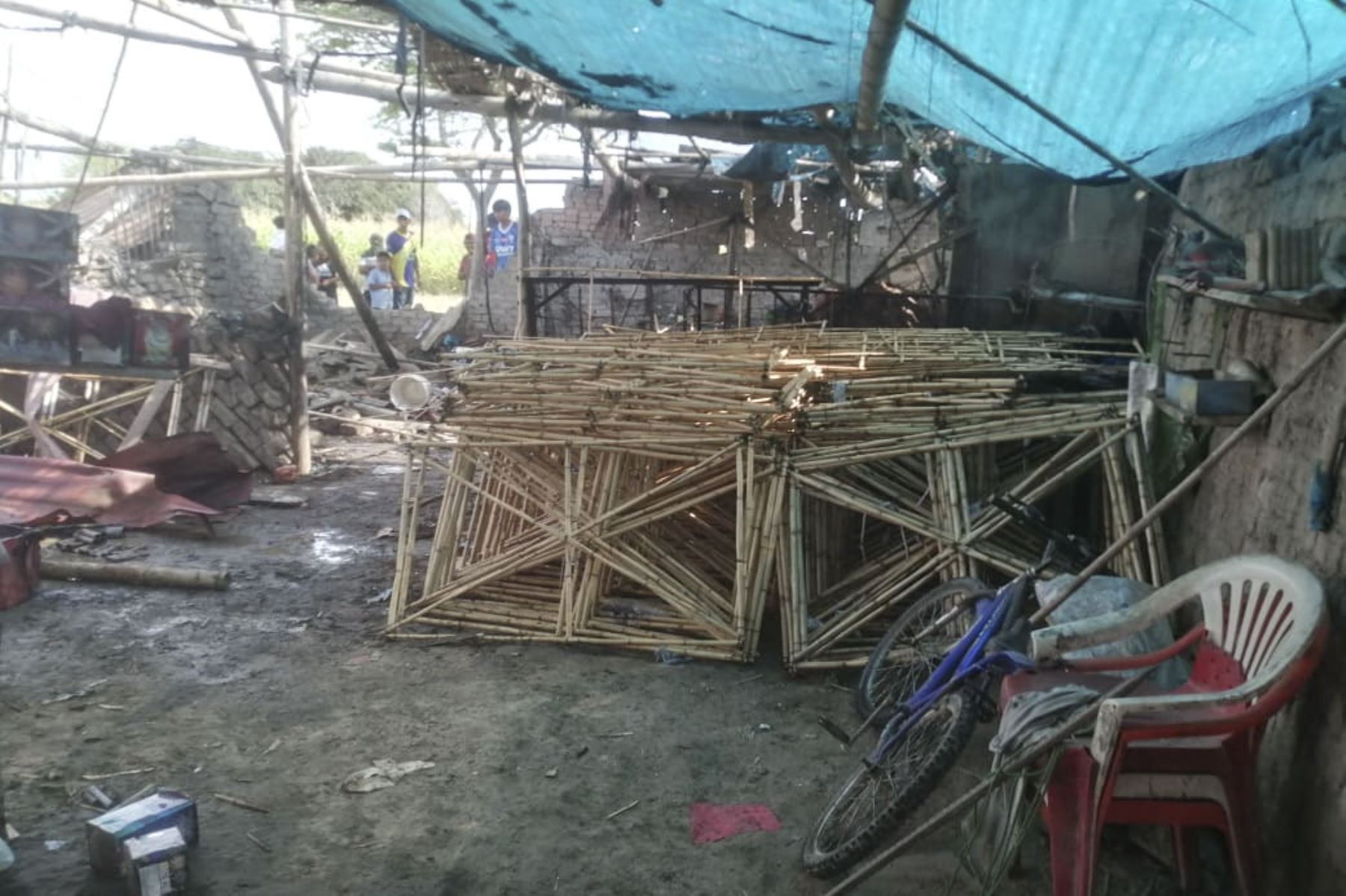 Los materiales y el techo de esteras del taller de productos pirotécnicos quedaron reducidos a cenizas. Foto: ANDINA/Difusión