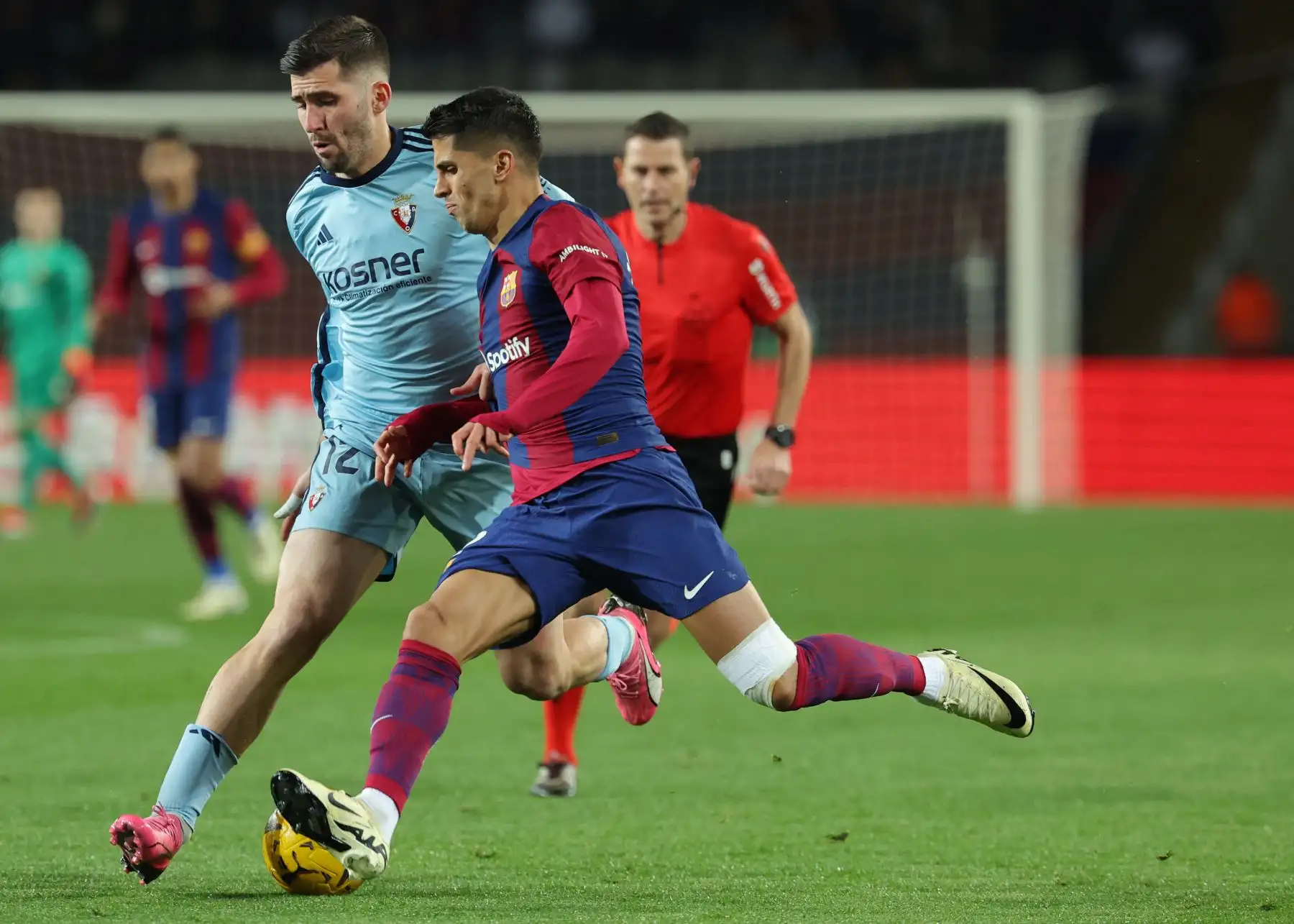 El defensor español de Osasuna #12 Jesús Areso Blanco (L) lucha por el balón con el defensor portugués de Barcelona #02 Joao Cancelo durante el partido de fútbol de la liga española entre el FC Barcelona y CA Osasuna en el Estadi Olimpic Lluis Companys de Barcelona el 31 de enero de 2024.

Foto:AFP