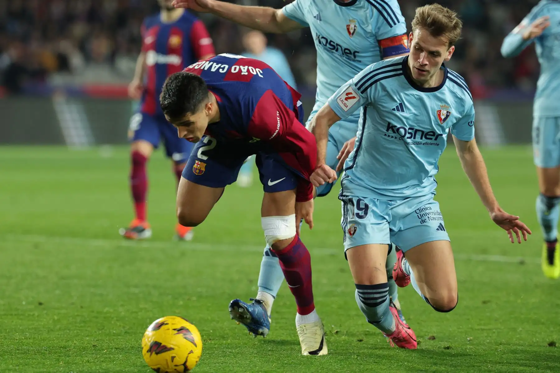 El defensor portugués de Barcelona #02 Joao Cancelo (L) lucha por el balón con el centrocampista español de Osasuna #19 Pablo Ibáñez durante el partido de fútbol de la liga española entre el FC Barcelona y CA Osasuna en el Estadi Olimpic Lluis Companys de Barcelona el 31 de enero de 2024.
Foto: AFP