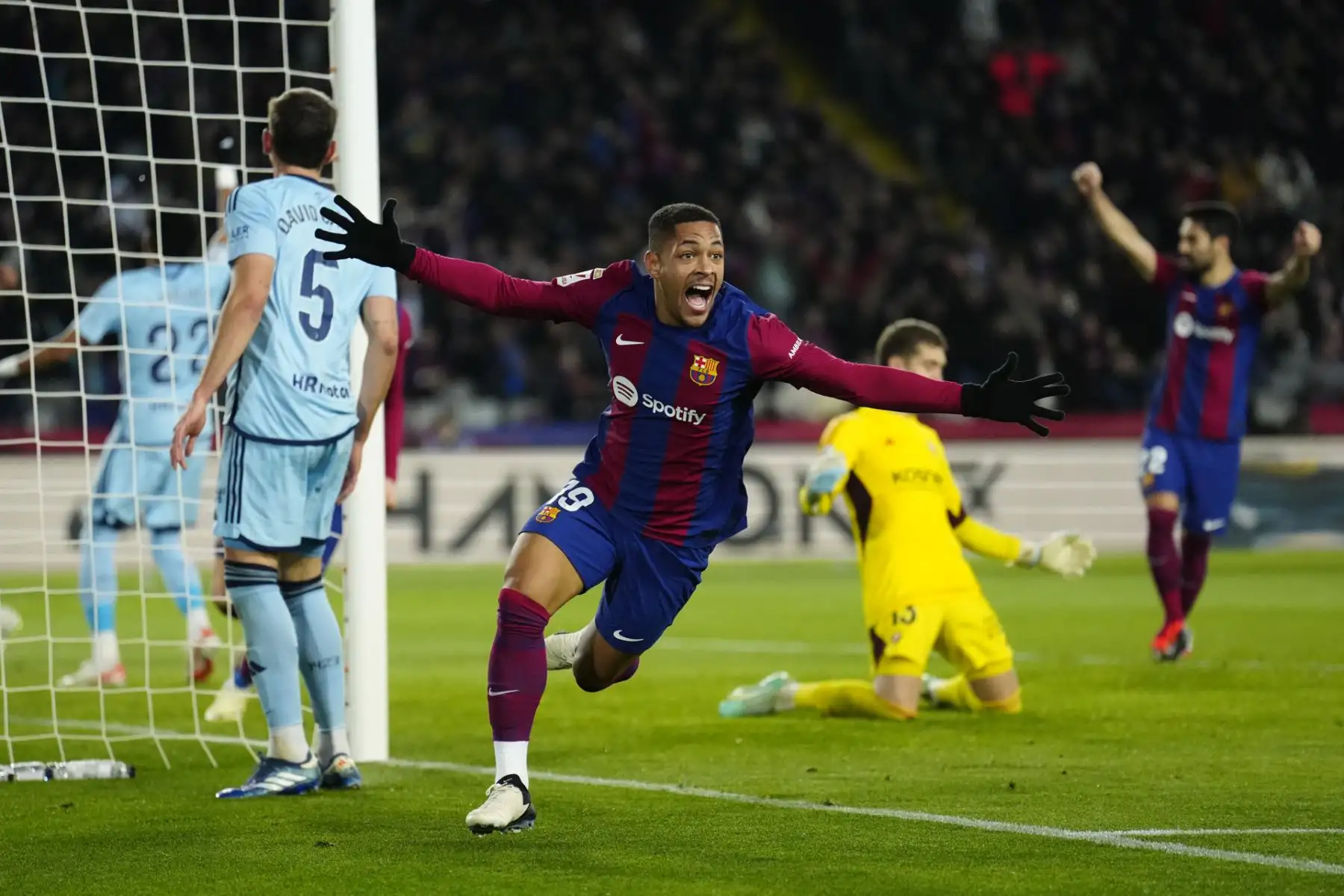 El delantero brasileño del Barcelona Vitor Roque celebra su gol durante el partido de la jornada 20 de LaLiga EA Sports entre FC Barcelona y CA Osasuna, este miércoles en el Estadi Olímpic Lluís Companys en Barcelona. 
Foto: EFE