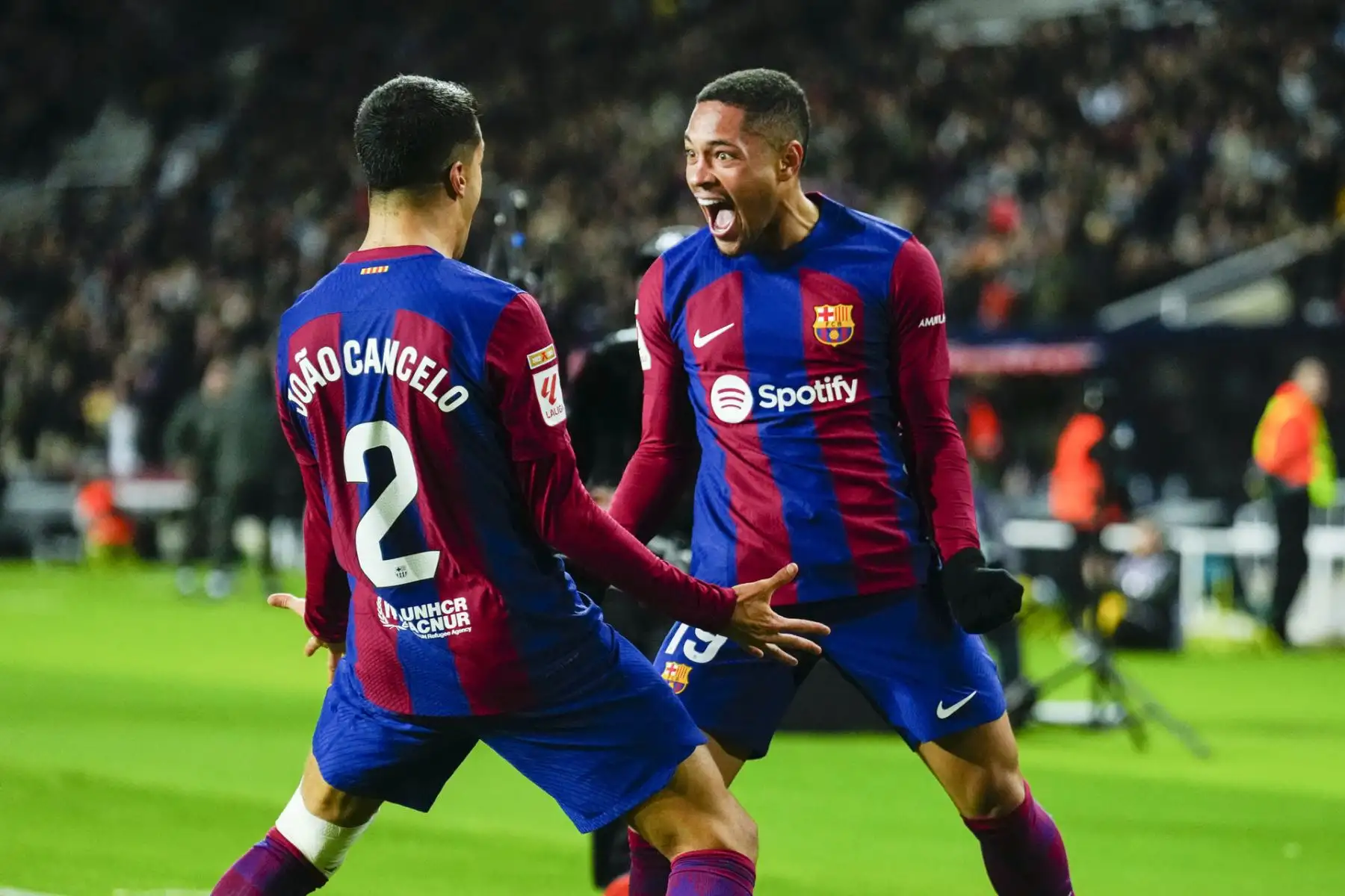 El delantero brasileño del Barcelona Vitor Roque (d) celebra su gol durante el partido de la jornada 20 de LaLiga EA Sports entre FC Barcelona y CA Osasuna, este miércoles en el Estadi Olímpic Lluís Companys en Barcelona.
Foto: EFE