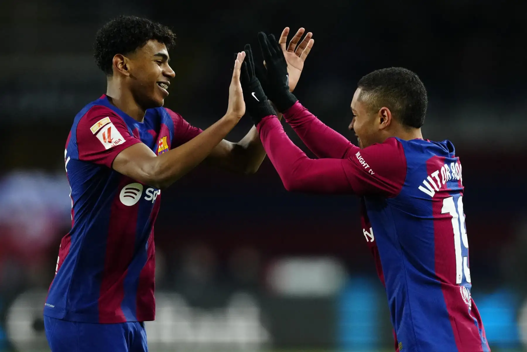 El delantero brasileño del Barcelona Vitor Roque (d) celebra tras marcar ante Osasuna, durante el partido de LaLiga EA Sports que FC Barcelona y CA Osasuna disputan este miércoles en el Estadi Olímpic Lluís Companys.
Foto: EFE