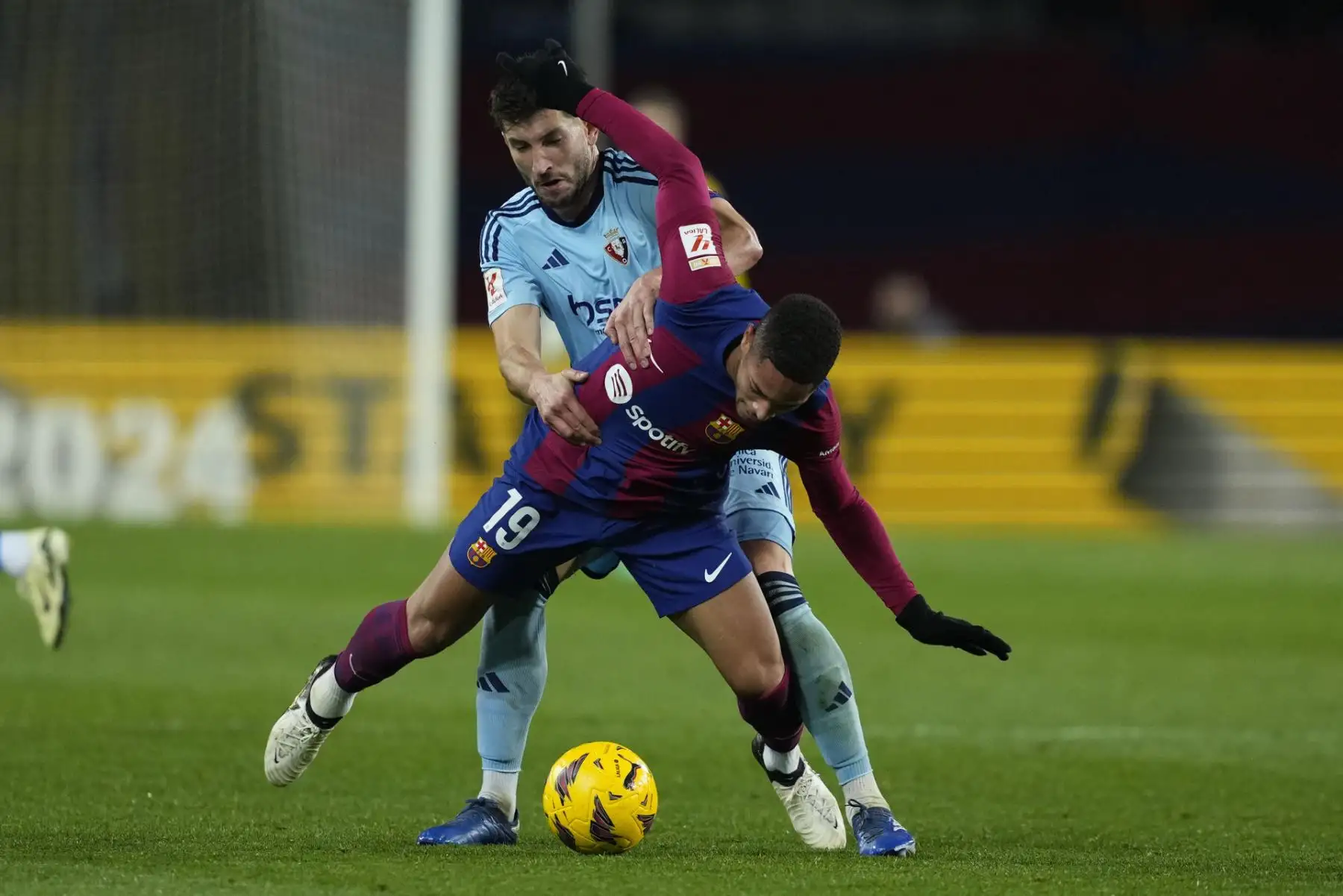 El delantero brasileño del Barcelona Vitor Roque (d) lucha con David García, defensa de Osasuna, durante el partido de la jornada 20 de LaLiga EA Sports entre FC Barcelona y CA Osasuna, este miércoles en el Estadi Olímpic Lluís Companys en Barcelona. 
Foto: EFE