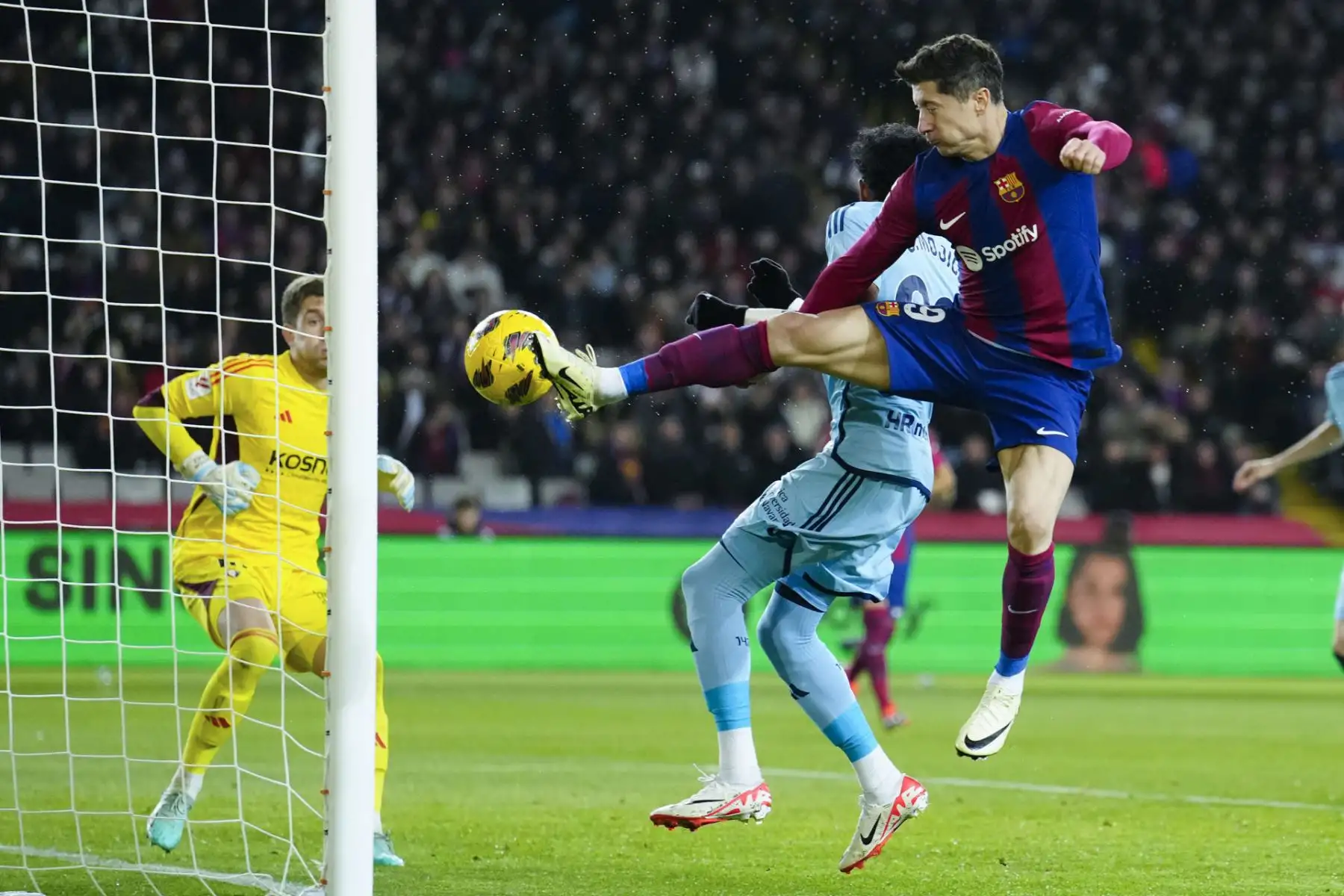 El delantero polaco del Barcelona Robert Lewandowski (d) intenta rematar ante Aitor Fernández, guardameta de Osasuna, durante el partido de la jornada 20 de LaLiga EA Sports entre FC Barcelona y CA Osasuna, este miércoles en el Estadi Olímpic Lluís Companys en Barcelona.
Foto: EFE