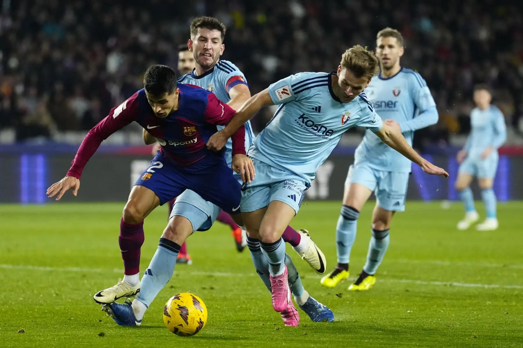 El defensa portugués del Barcelona Joao Cancelo (i) junto a varios rivales de Osasuna, durante el partido de LaLiga EA Sports que FC Barcelona y CA Osasuna disputan este miércoles en el Estadi Olímpic Lluís Companys.
Foto: EFE