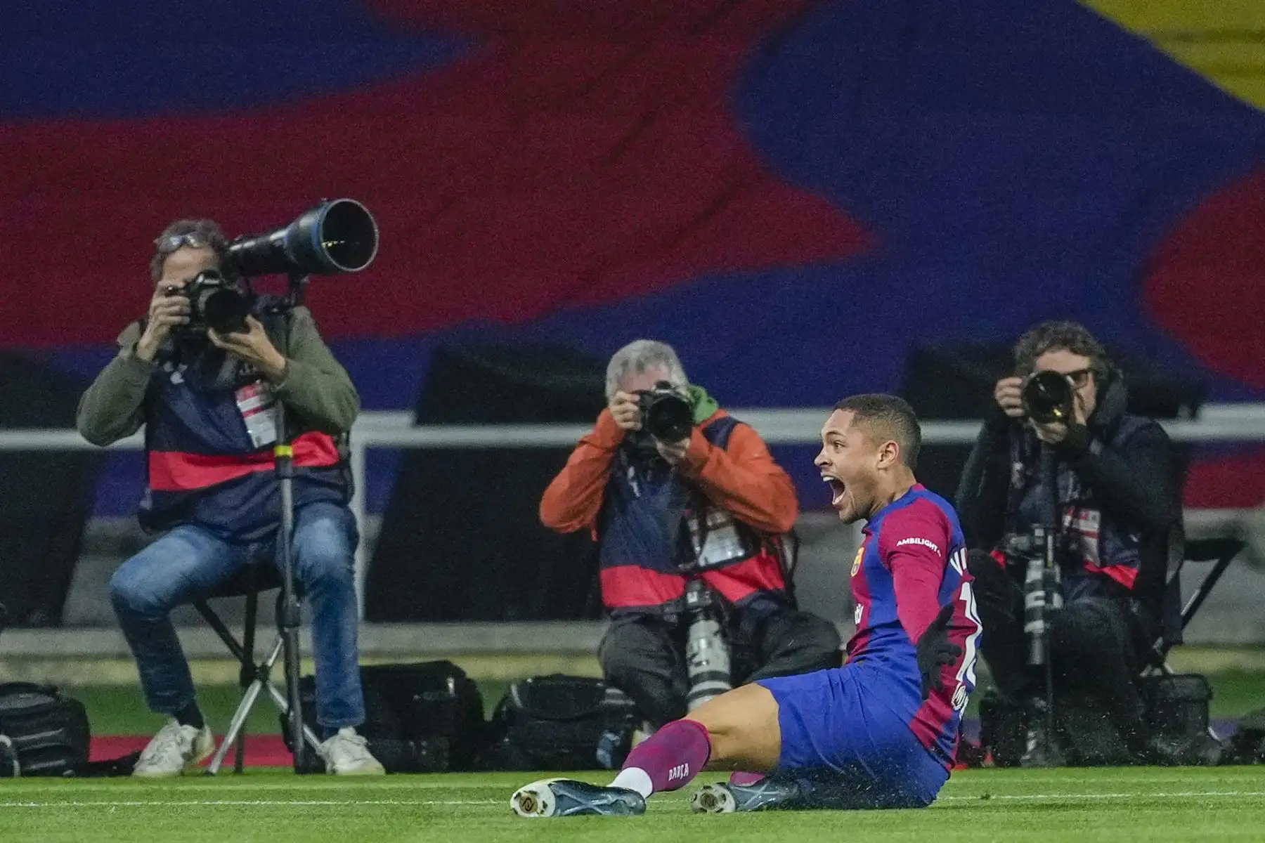 El delantero brasileño del Barcelona Vitor Roque celebra su gol durante el partido de la jornada 20 de LaLiga EA Sports entre FC Barcelona y CA Osasuna, este miércoles en el Estadi Olímpic Lluís Companys en Barcelona.
Foto: EFE