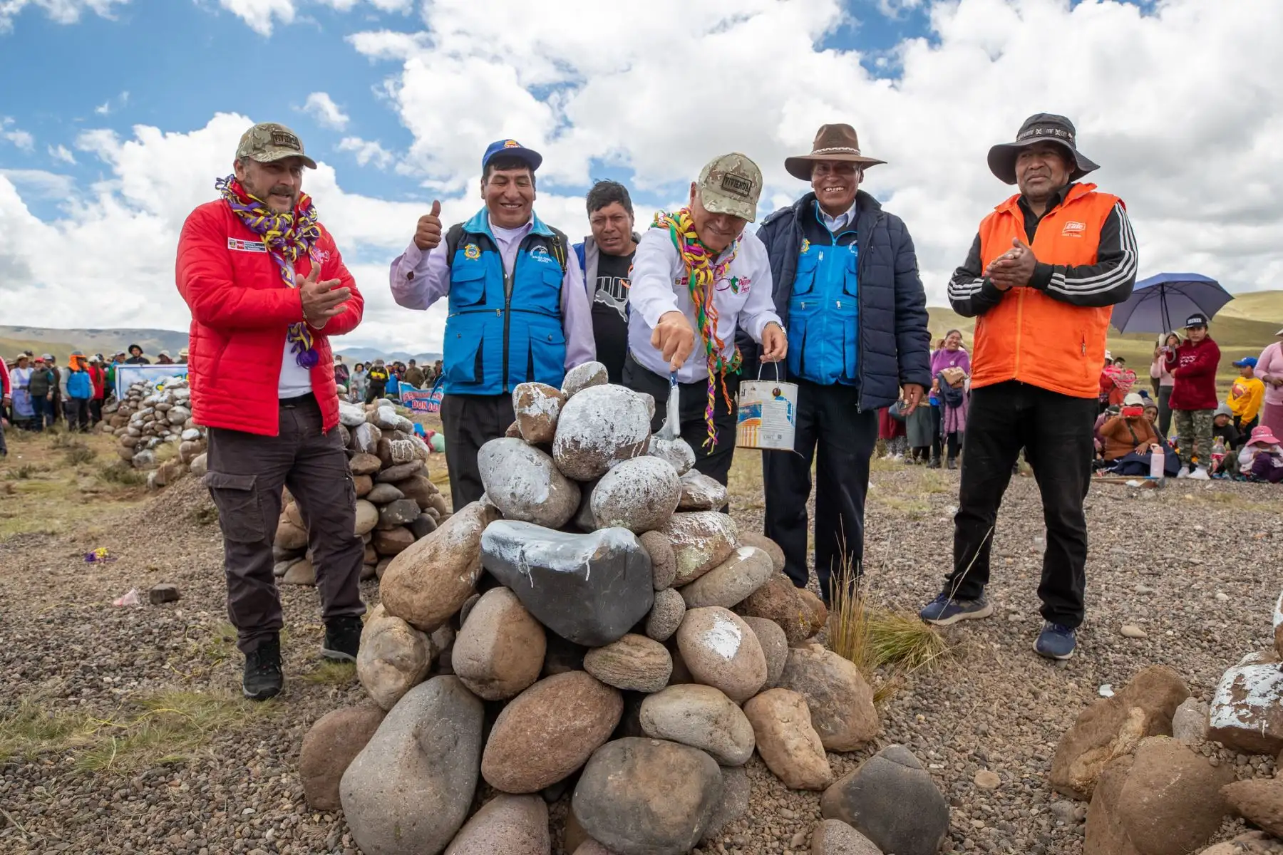 El viceministro de Construcción y Saneamiento, Jorge Bustamante, presentó cronograma de actividades del megaproyecto de mejoramiento y ampliación del sistema de agua potable y alcantarillado de la ciudad de Juliaca que tiene programado iniciar obras en el mes de agosto del 2024. Durante la faena de trabajo más de mil vecinos y dirigentes de las zonas beneficiarias del proyecto, delimitaron el terreno donde se construirá la Planta de Tratamiento de Agua Potable (PTAP).
Foto: ANDINA/MVCS