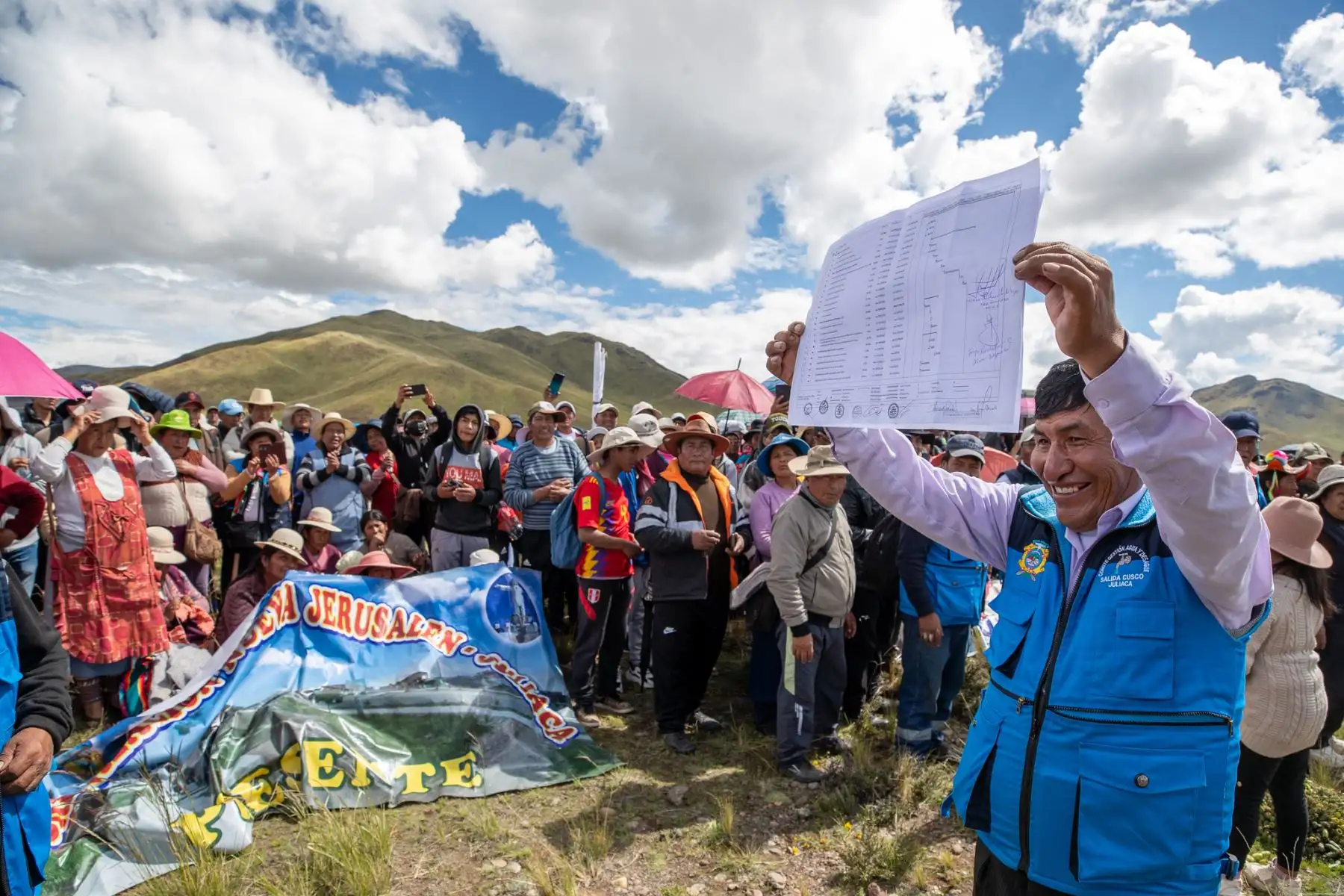 El viceministro de Construcción y Saneamiento, Jorge Bustamante, presentó cronograma de actividades del megaproyecto de mejoramiento y ampliación del sistema de agua potable y alcantarillado de la ciudad de Juliaca que tiene programado iniciar obras en el mes de agosto del 2024. Durante la faena de trabajo más de mil vecinos y dirigentes de las zonas beneficiarias del proyecto, delimitaron el terreno donde se construirá la Planta de Tratamiento de Agua Potable (PTAP).
Foto: ANDINA/MVCS