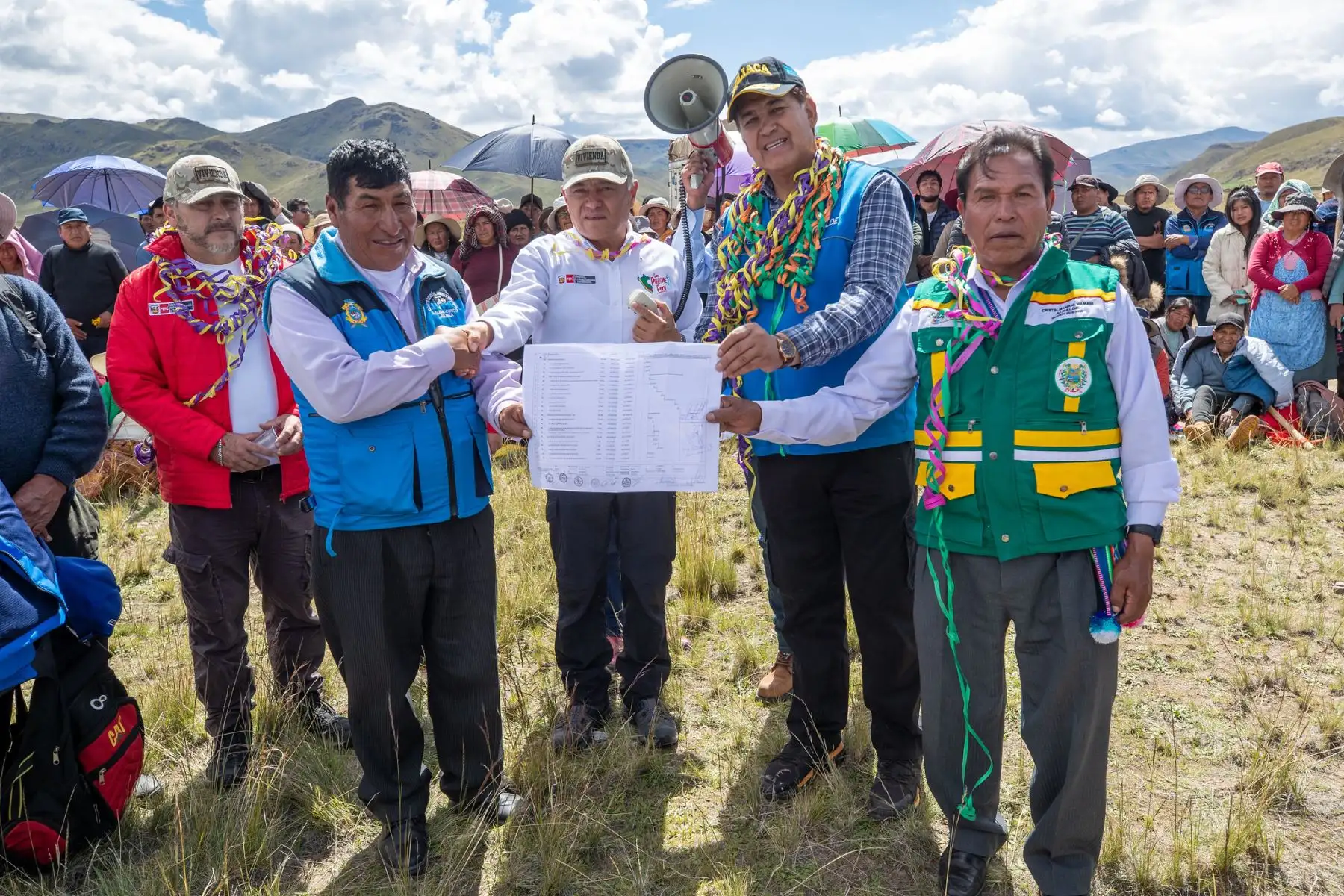 El viceministro de Construcción y Saneamiento, Jorge Bustamante, presentó cronograma de actividades del megaproyecto de mejoramiento y ampliación del sistema de agua potable y alcantarillado de la ciudad de Juliaca que tiene programado iniciar obras en el mes de agosto del 2024. Durante la faena de trabajo más de mil vecinos y dirigentes de las zonas beneficiarias del proyecto, delimitaron el terreno donde se construirá la Planta de Tratamiento de Agua Potable (PTAP).
Foto: ANDINA/MVCS