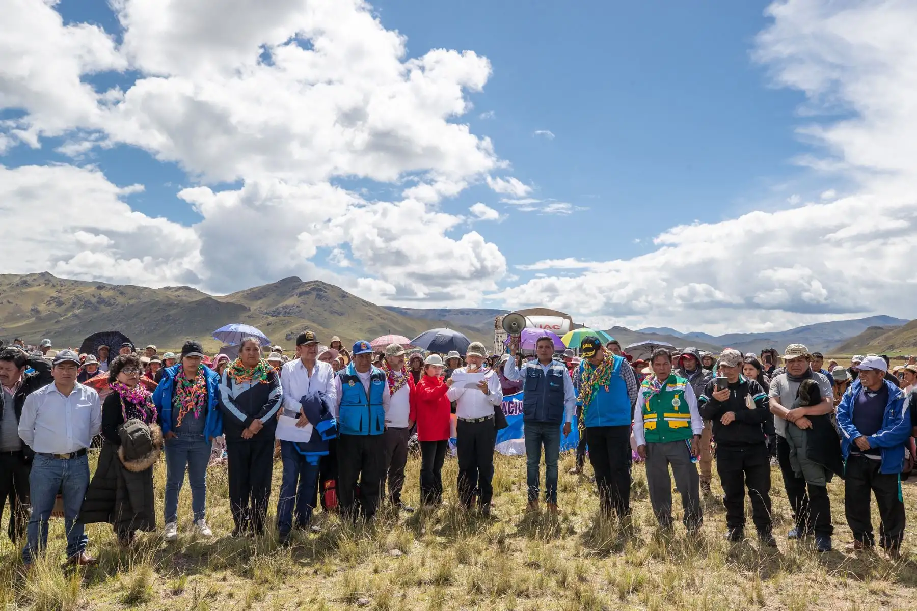 El viceministro de Construcción y Saneamiento, Jorge Bustamante, presentó cronograma de actividades del megaproyecto de mejoramiento y ampliación del sistema de agua potable y alcantarillado de la ciudad de Juliaca que tiene programado iniciar obras en el mes de agosto del 2024. Durante la faena de trabajo más de mil vecinos y dirigentes de las zonas beneficiarias del proyecto, delimitaron el terreno donde se construirá la Planta de Tratamiento de Agua Potable (PTAP).
Foto: ANDINA/MVCS
